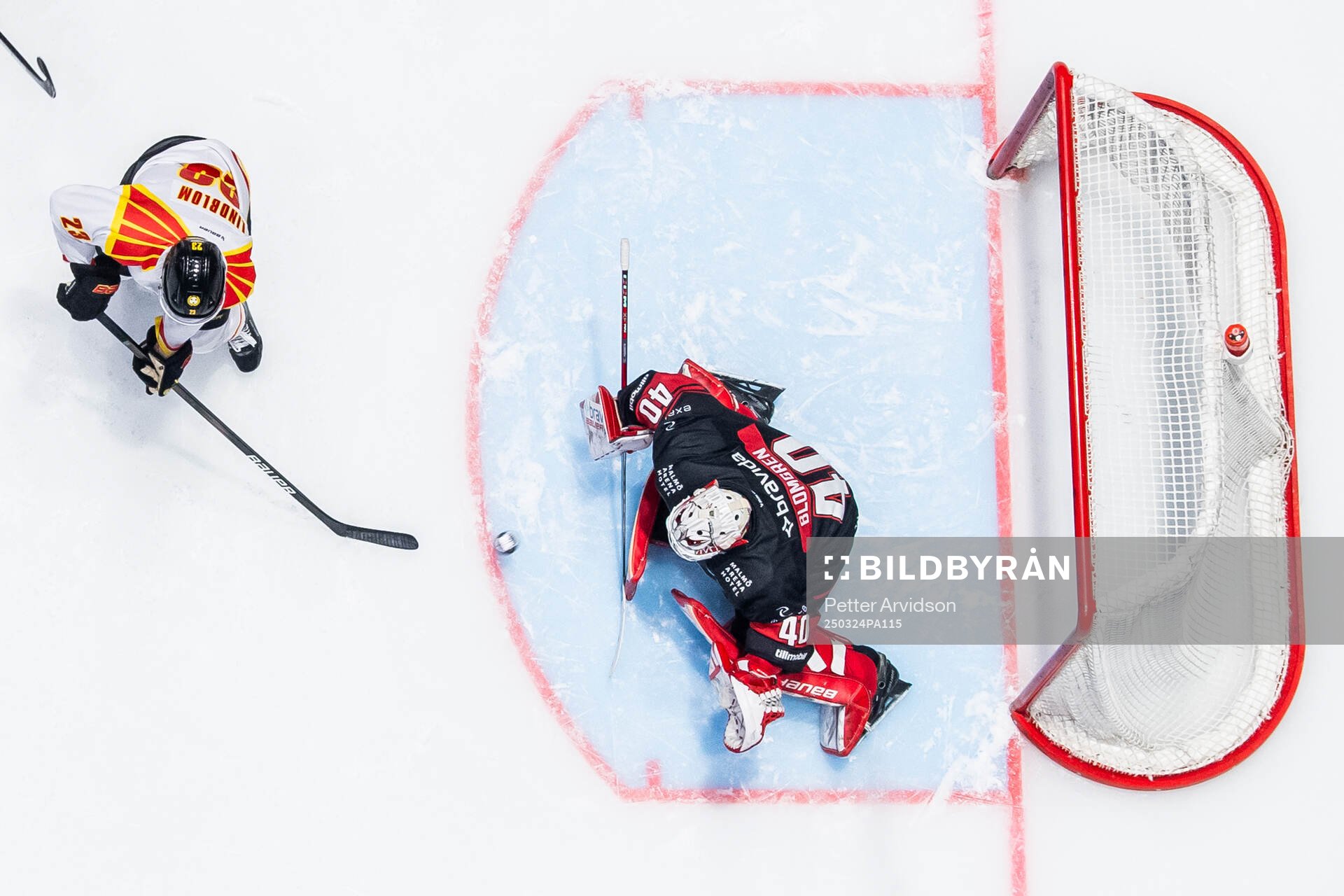Brynäs Oskar Lindblom oroar mot Malmö Redhawks målvakt