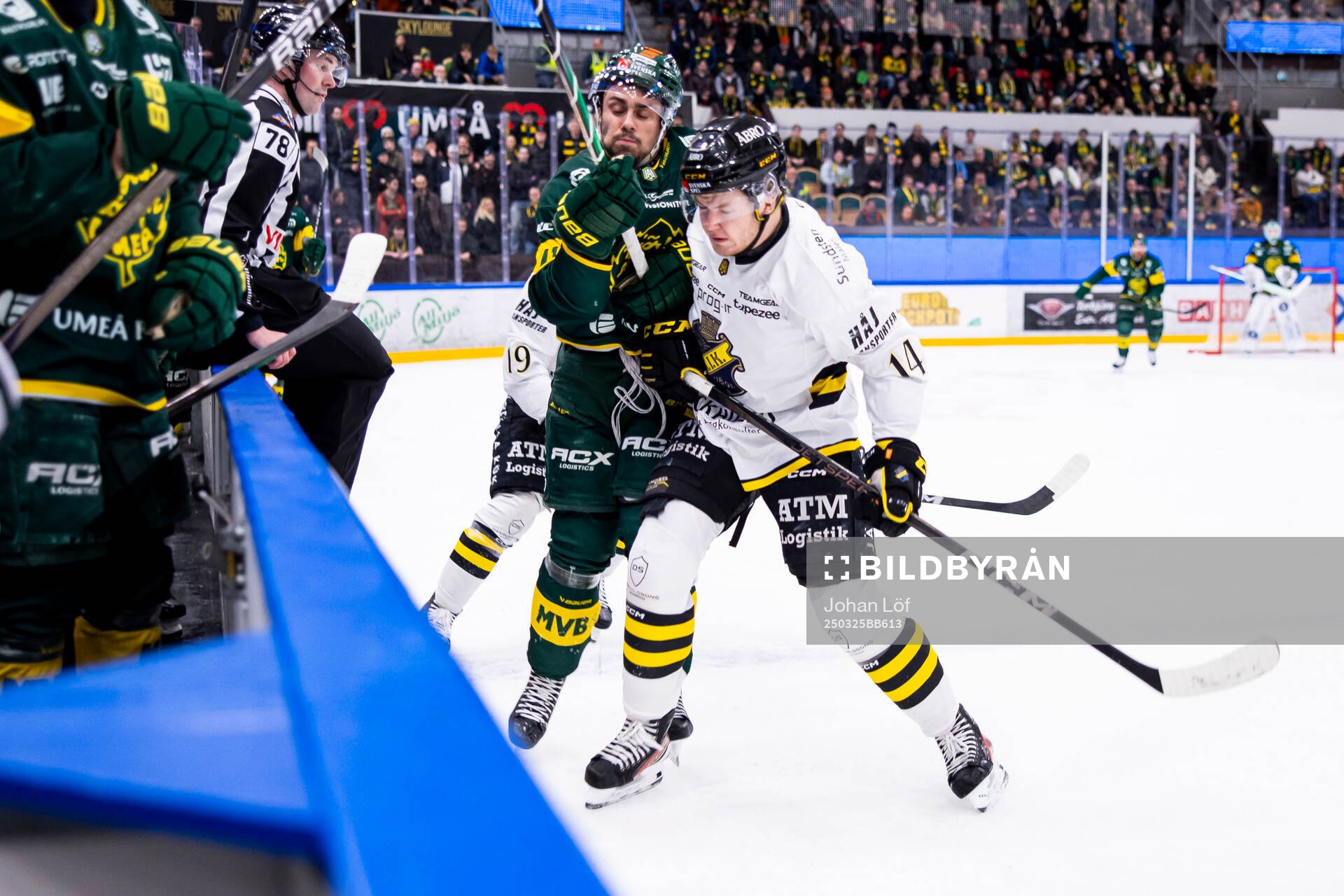 AIKs Jesper Emanuelsson tacklar Björklövens Maxime Fortier