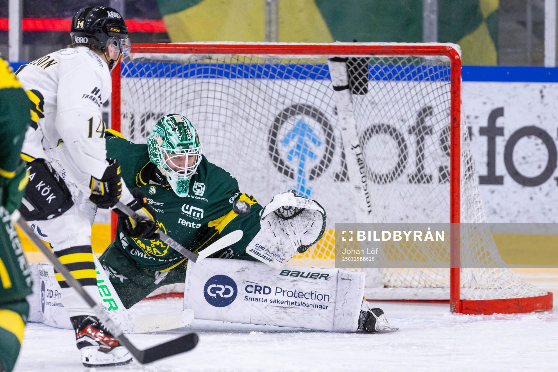 AIKs Jesper Emanuelsson och Björklövens målvakt Melker