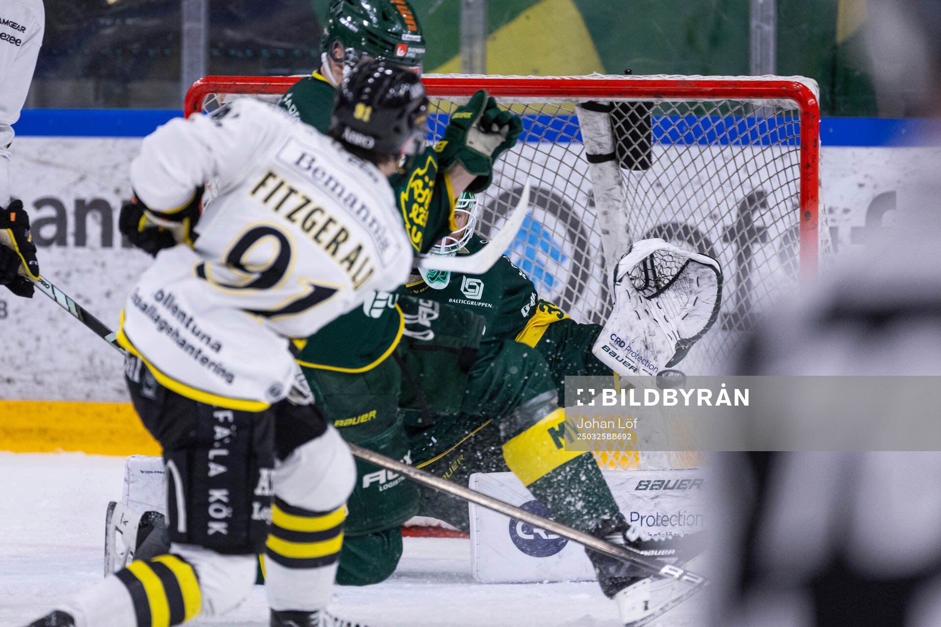AIKs Gerry Fitzgerald gör 2-2 bakom Björklövens målvakt