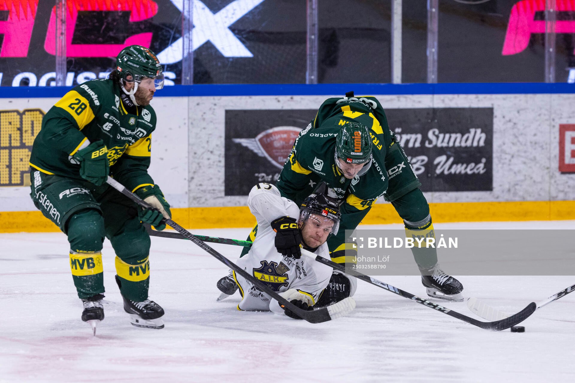 AIKs Jordan Bellerive och Björklövens Martin Fransson