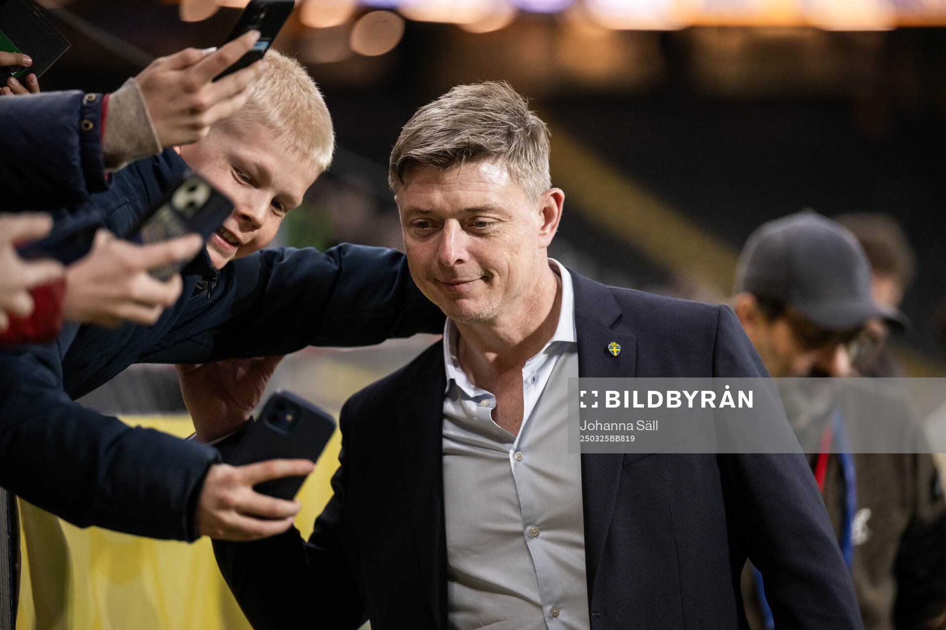 Head coach Jon Dahl Tomasson of Sweden takes selfies with