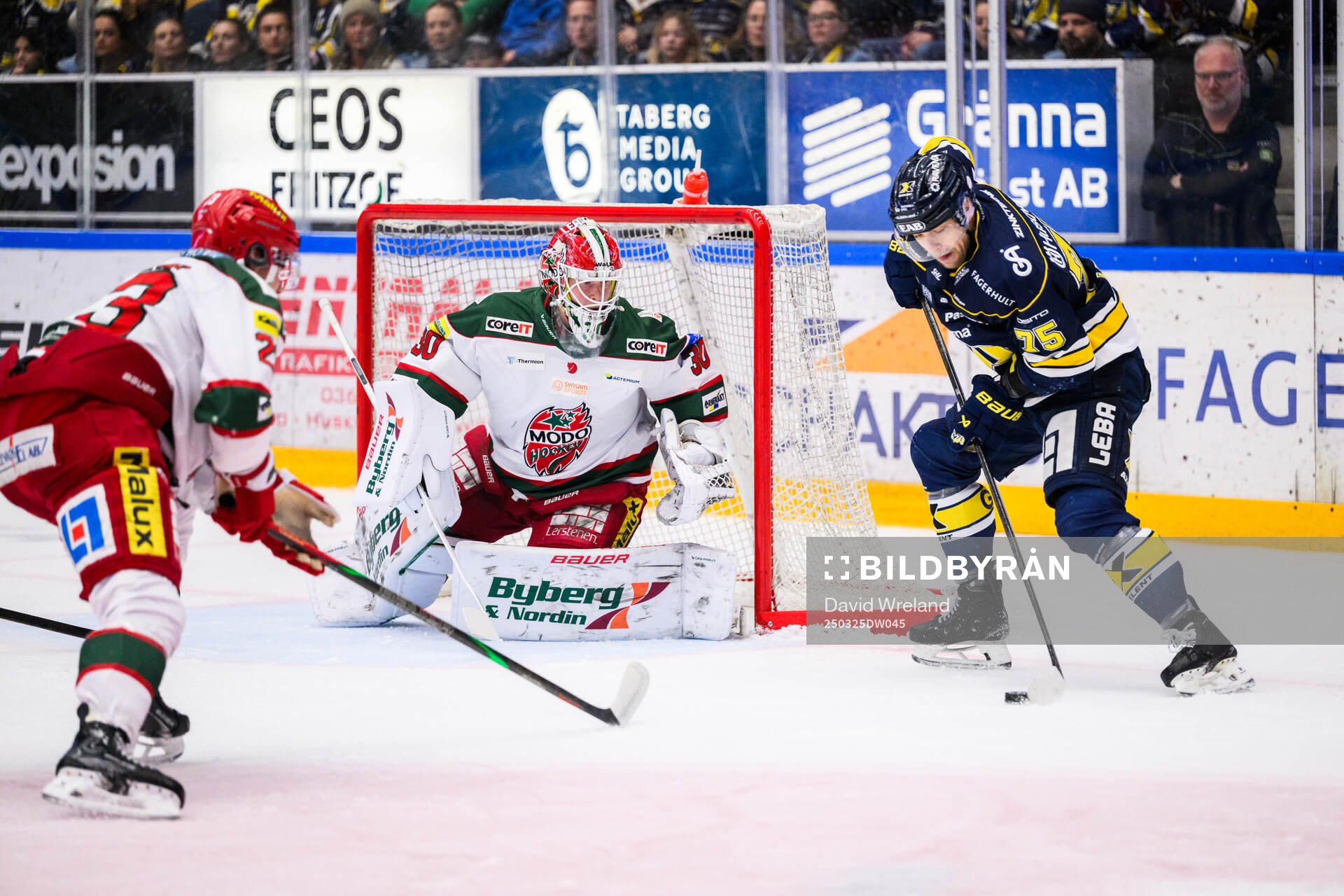 Modos målvakt Lassi Lehtinen och HV71s Radan Lenc