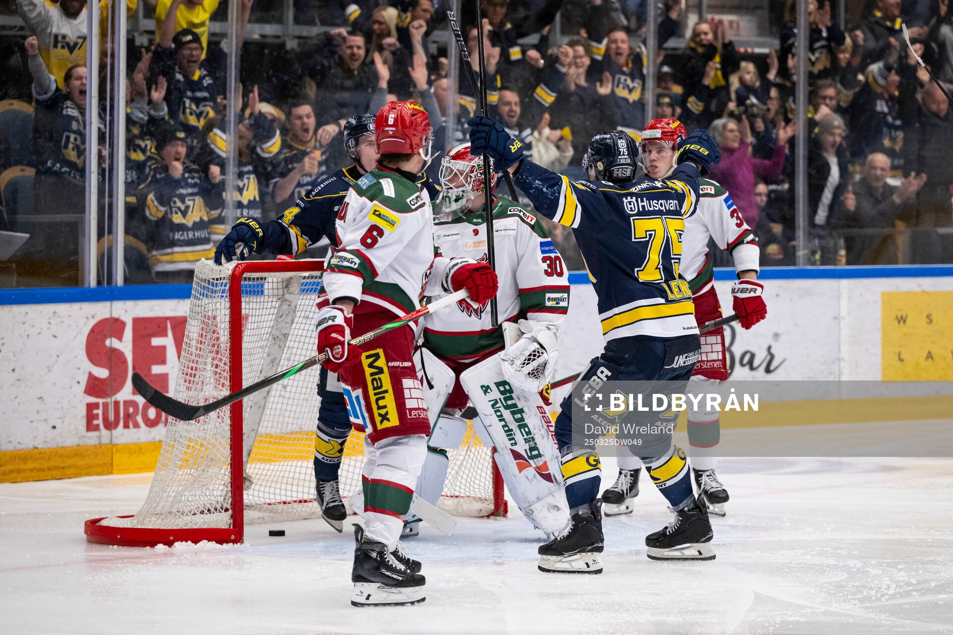 HV71s Oscar Fisker Molgaard och Radan Lenc jublar