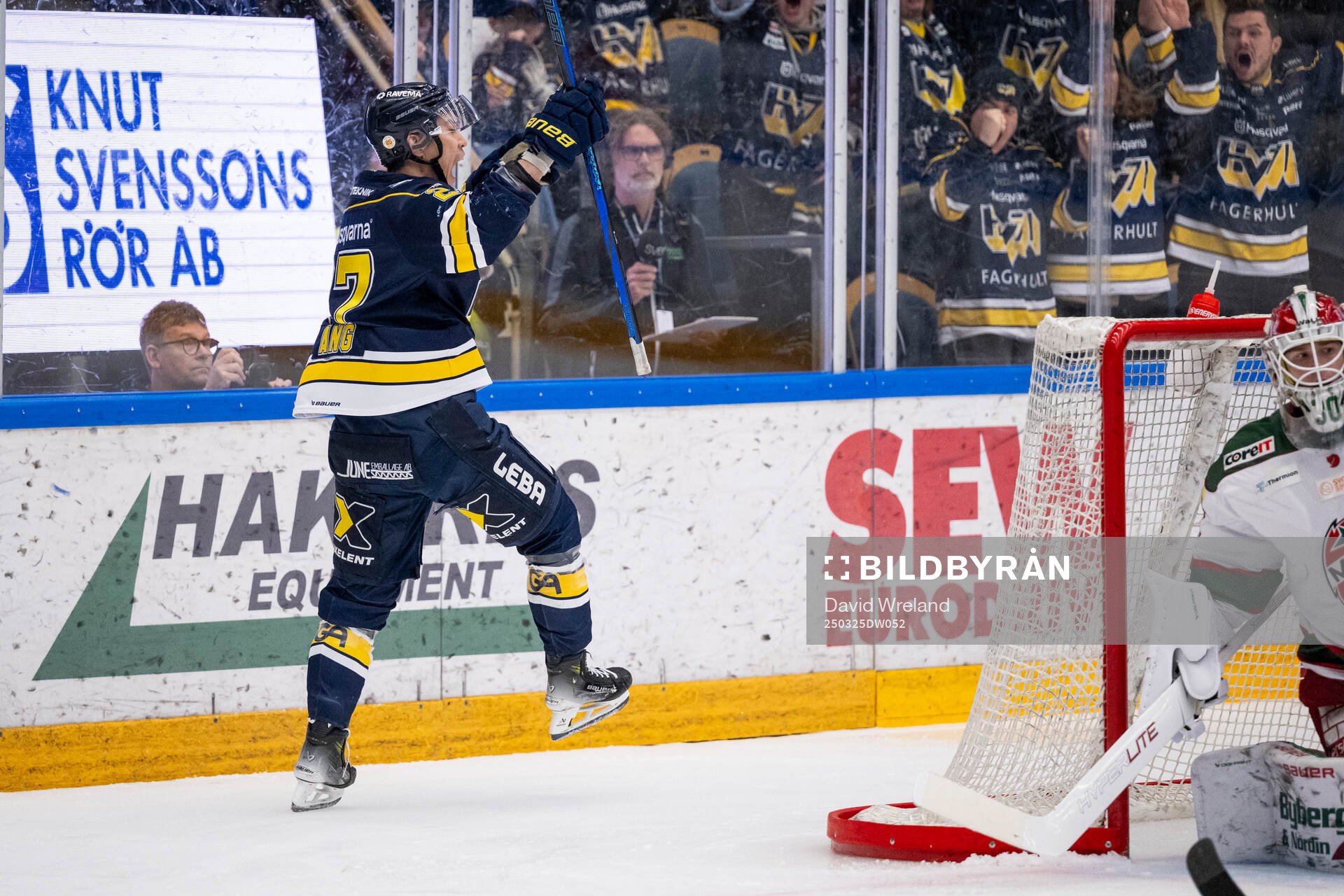 HV71s Jonathan Ang jublar