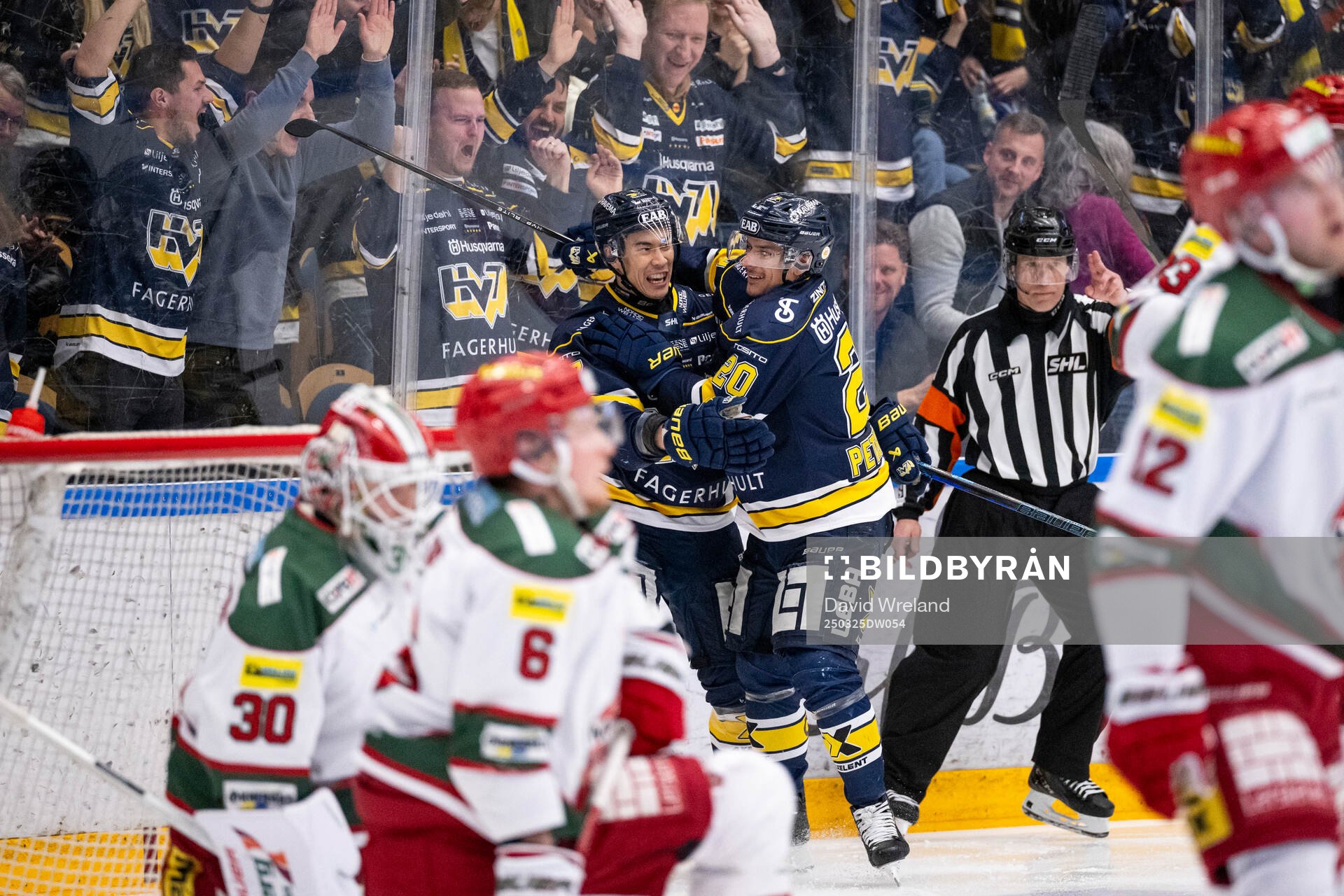 HV71s Jonathan Ang och Andre Petersson jublar