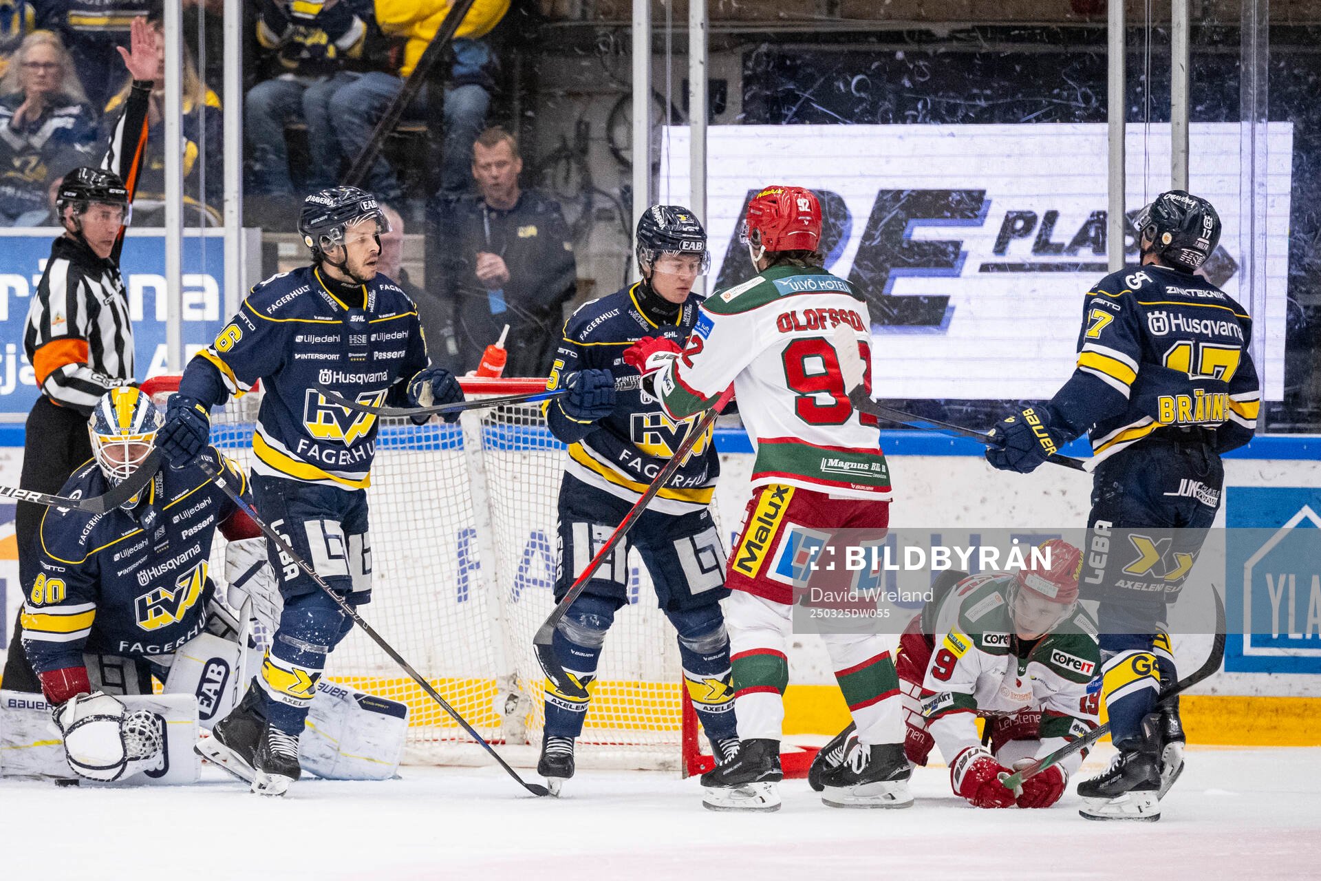 HV71s Victor Sjöholm och Modos Jesper Olofsson