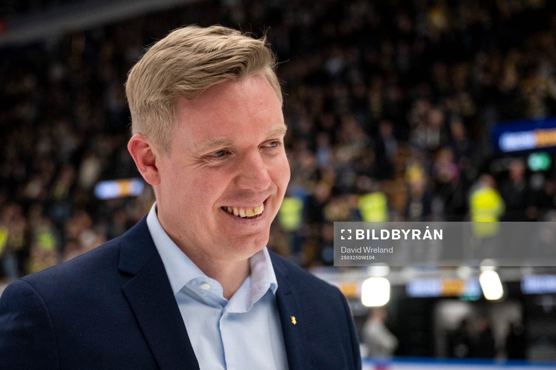 HV71s tränare Anton Blomqvist jublar