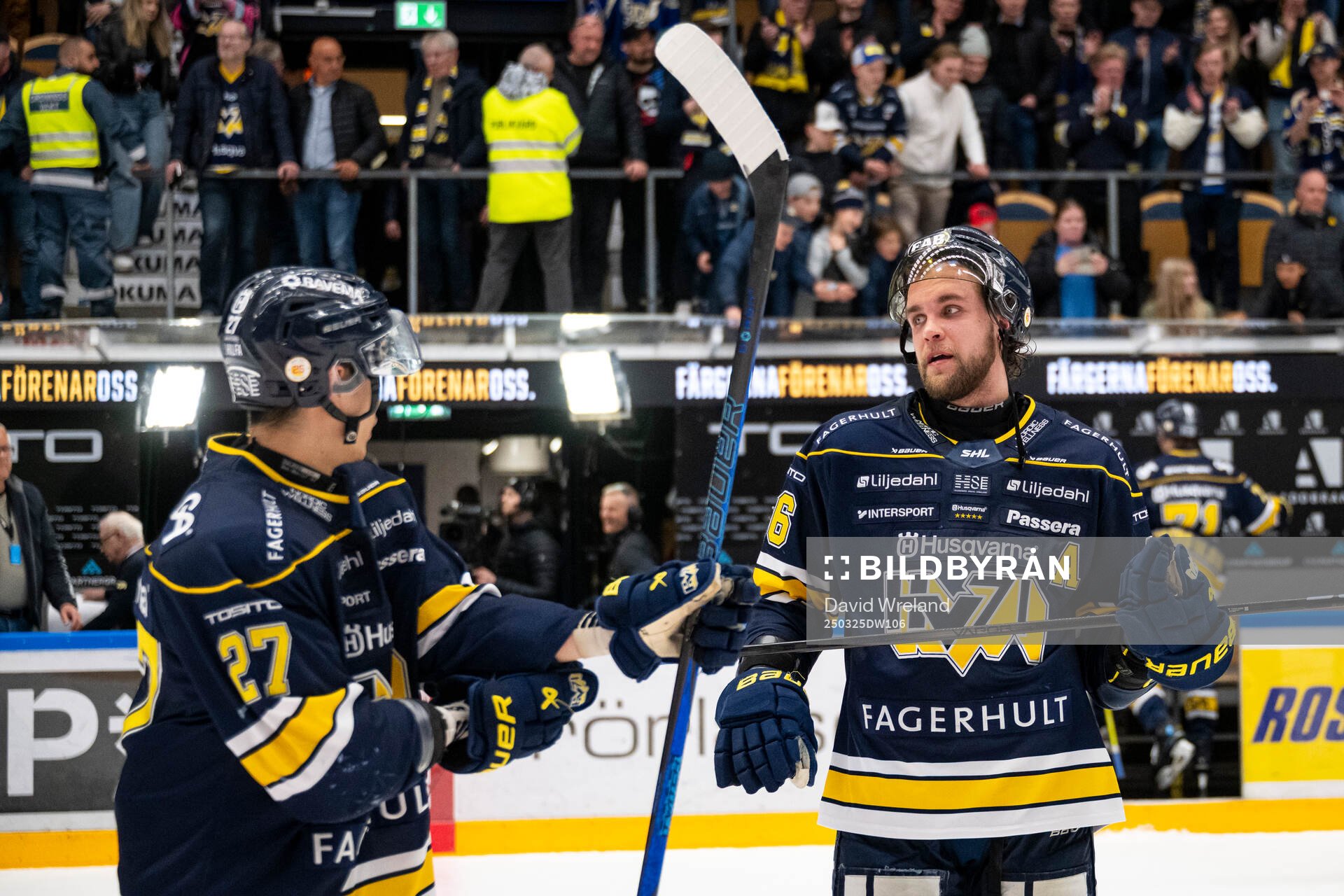 HV71s Jonathan Ang och Joona Luoto jublar