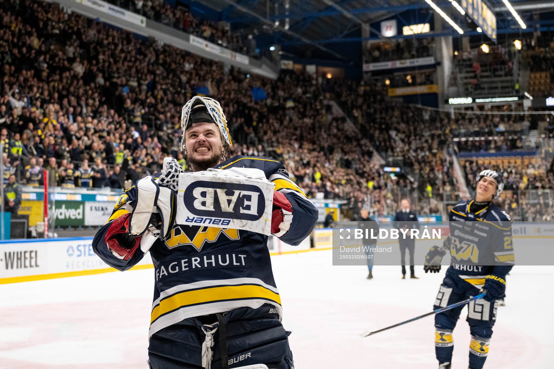 HV71s målvakt Frederik Dichow jublar