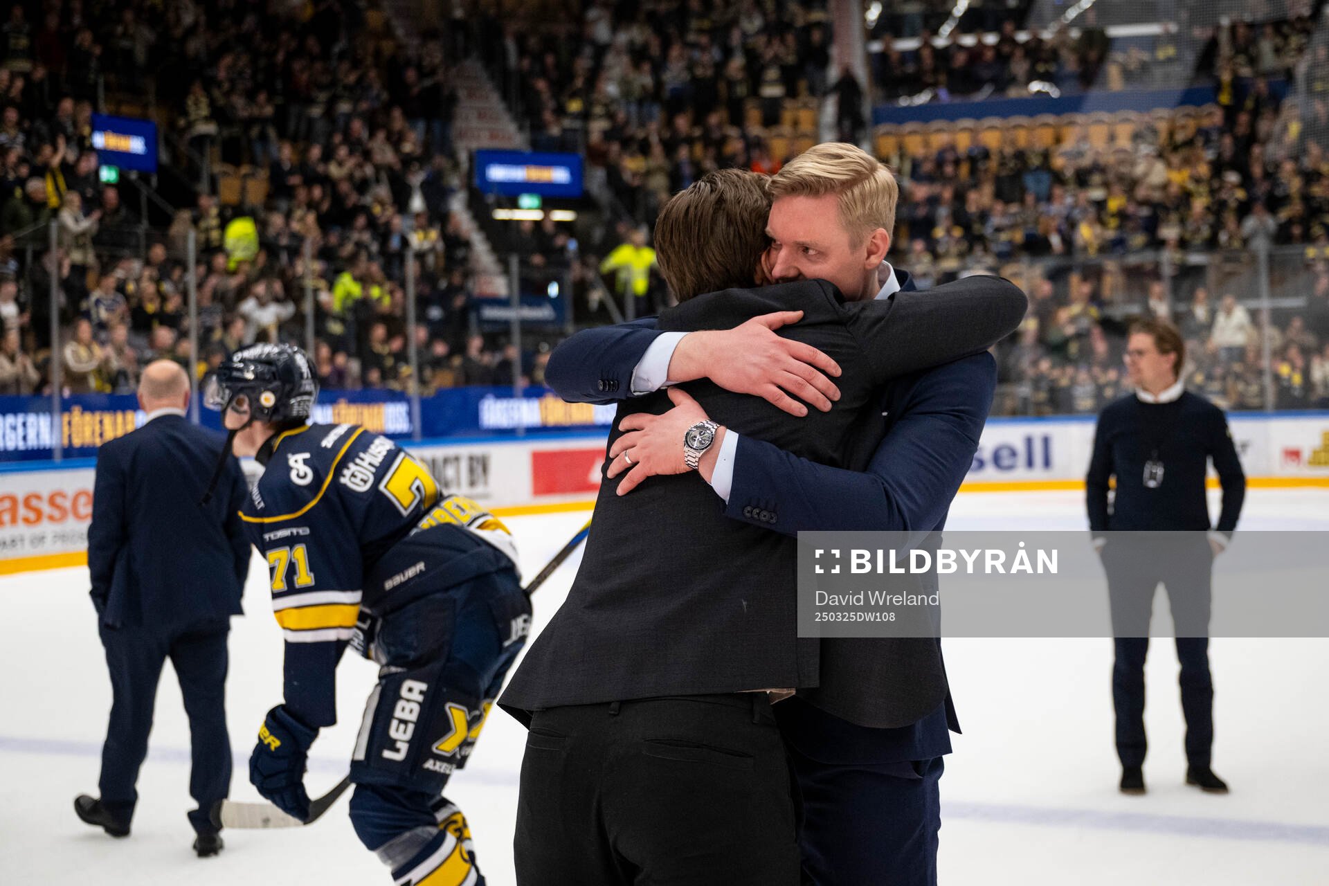 HV71s tränare Anton Blomqvist jublar
