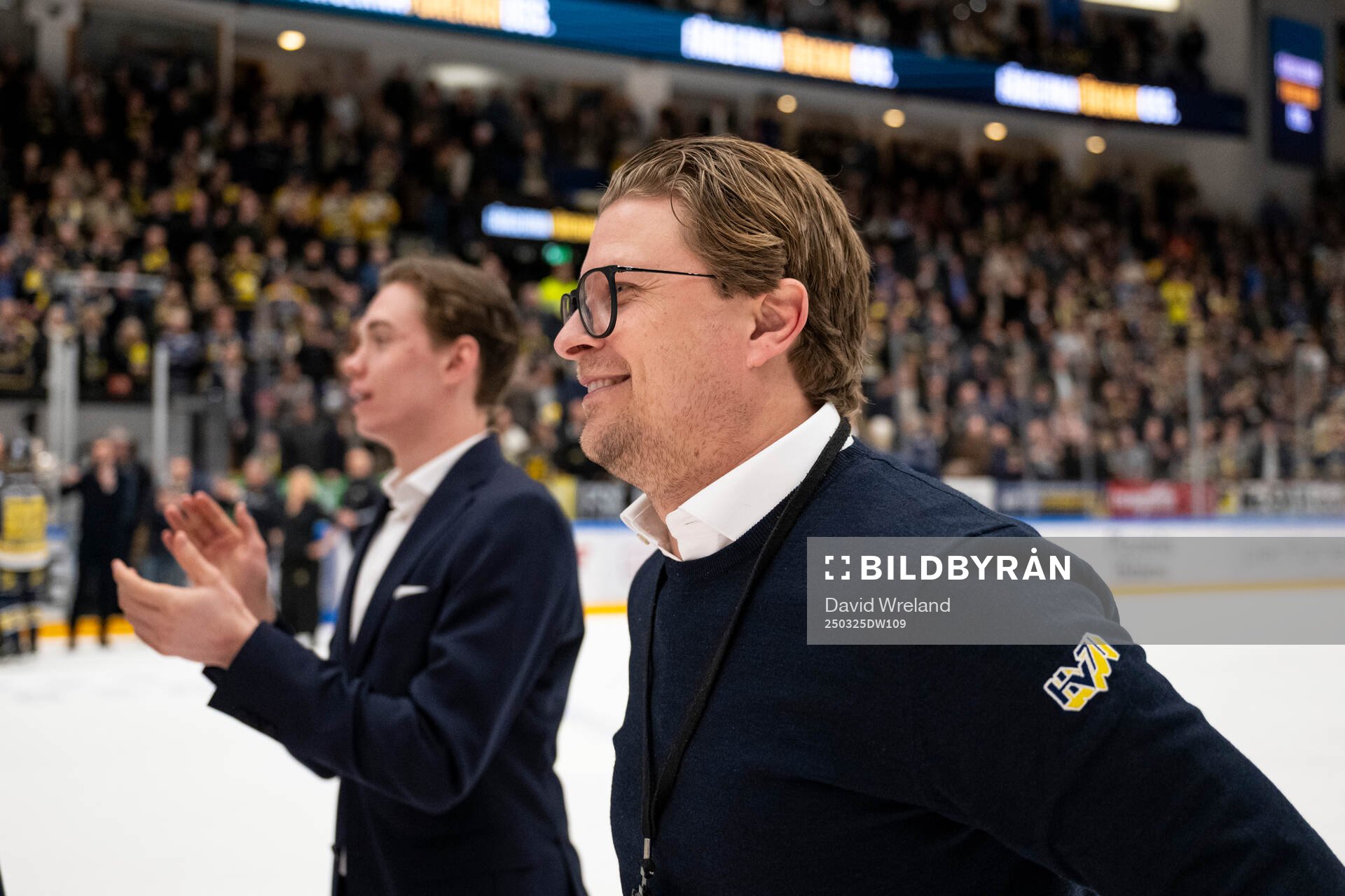 HV71s sportchef Björn Liljander jublar
