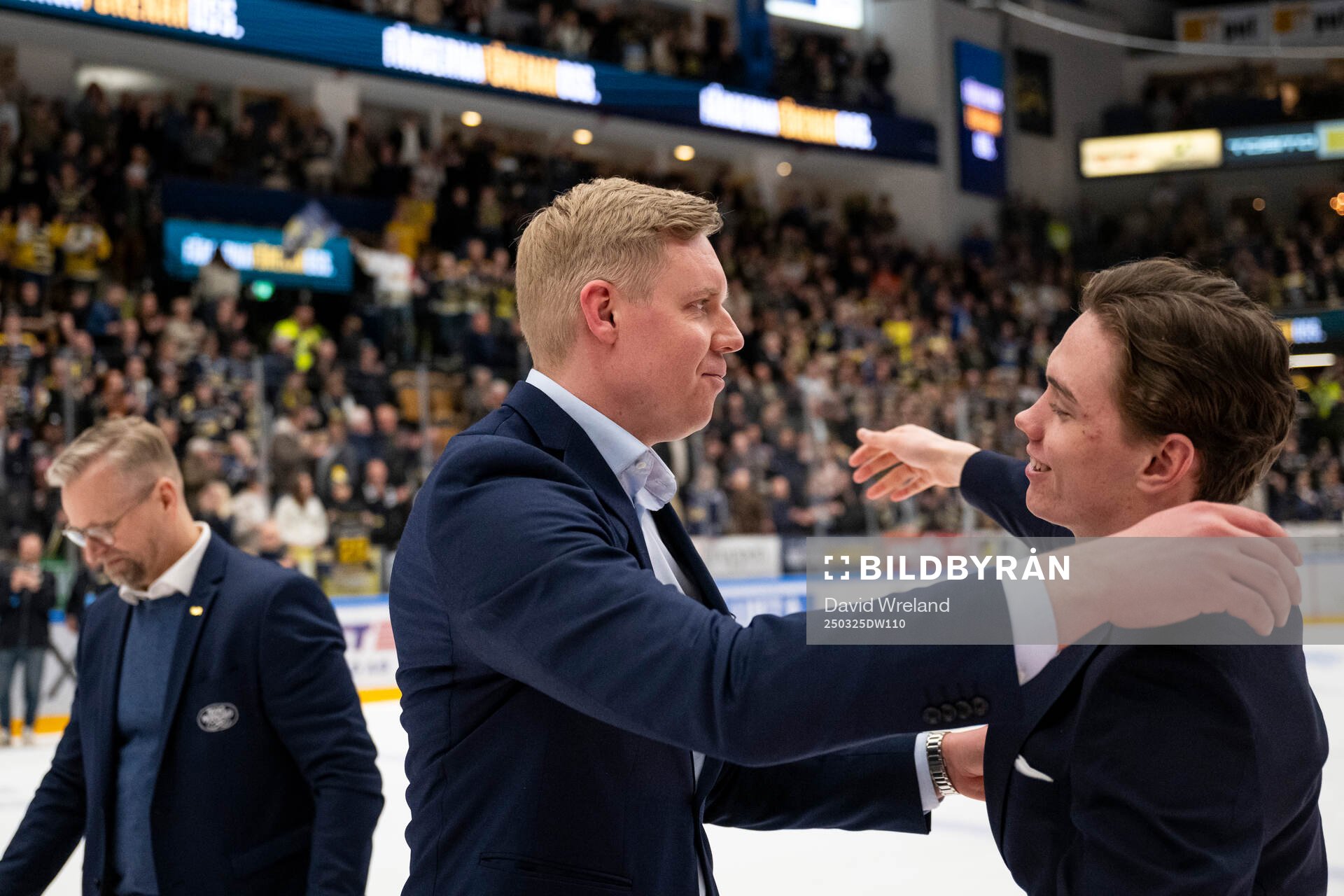 HV71s tränare Anton Blomqvist jublar