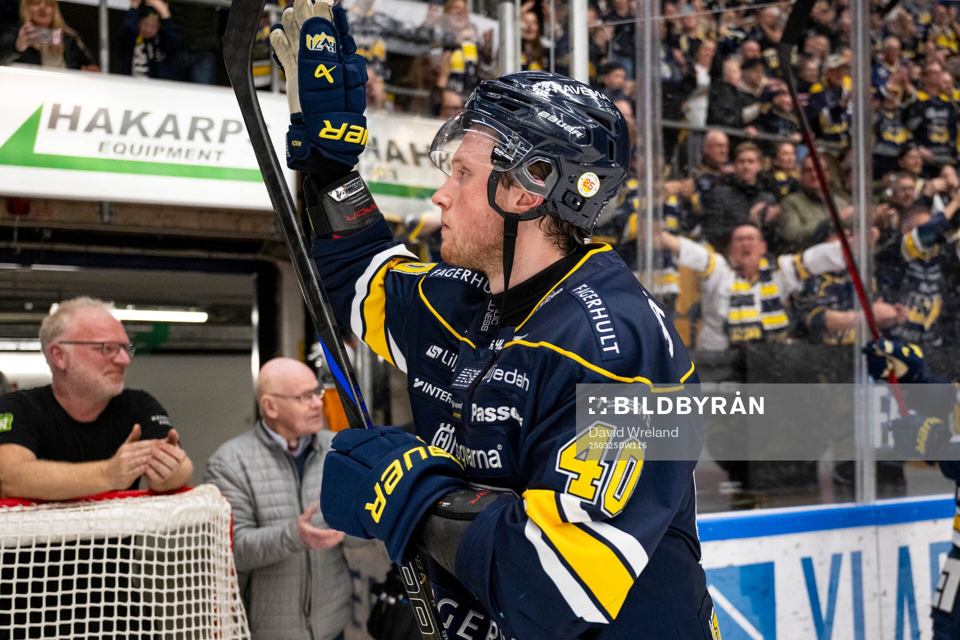 HV71s Oskar Stål-Lyrenäs jublar