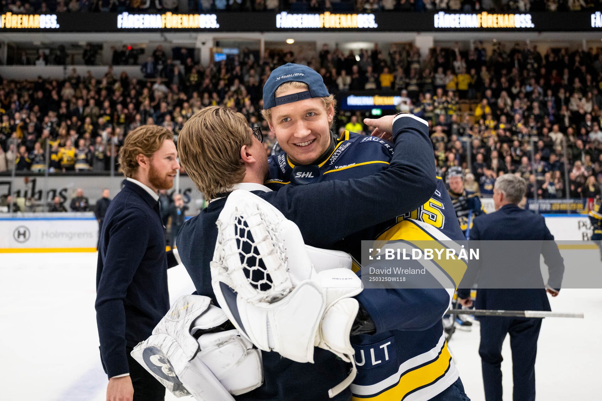 HV71s målvakt Olof Glifford jublar