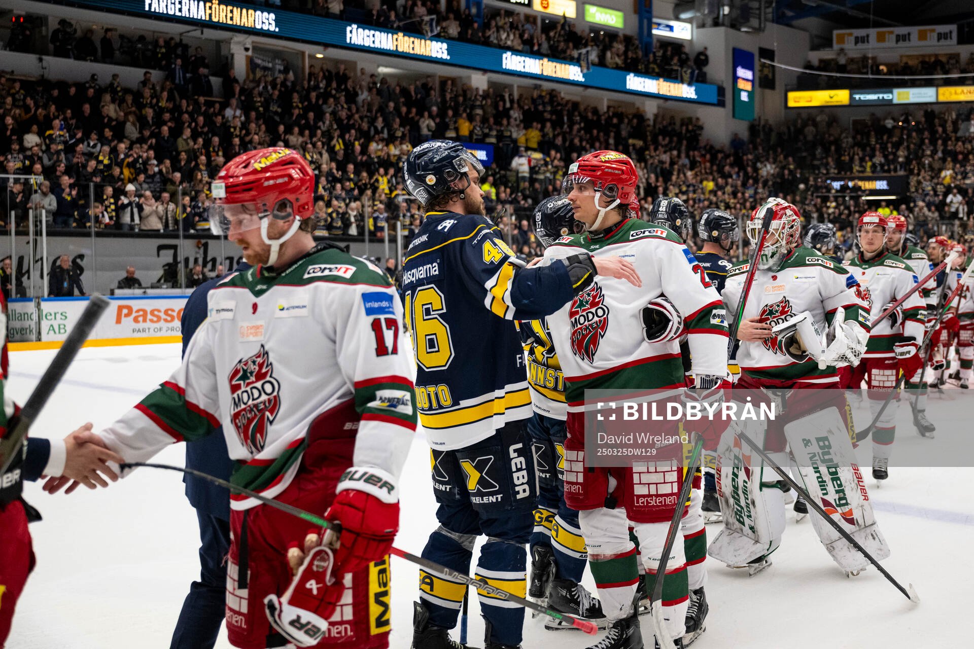 HV71s spelare och Modos spelare tackar varandra