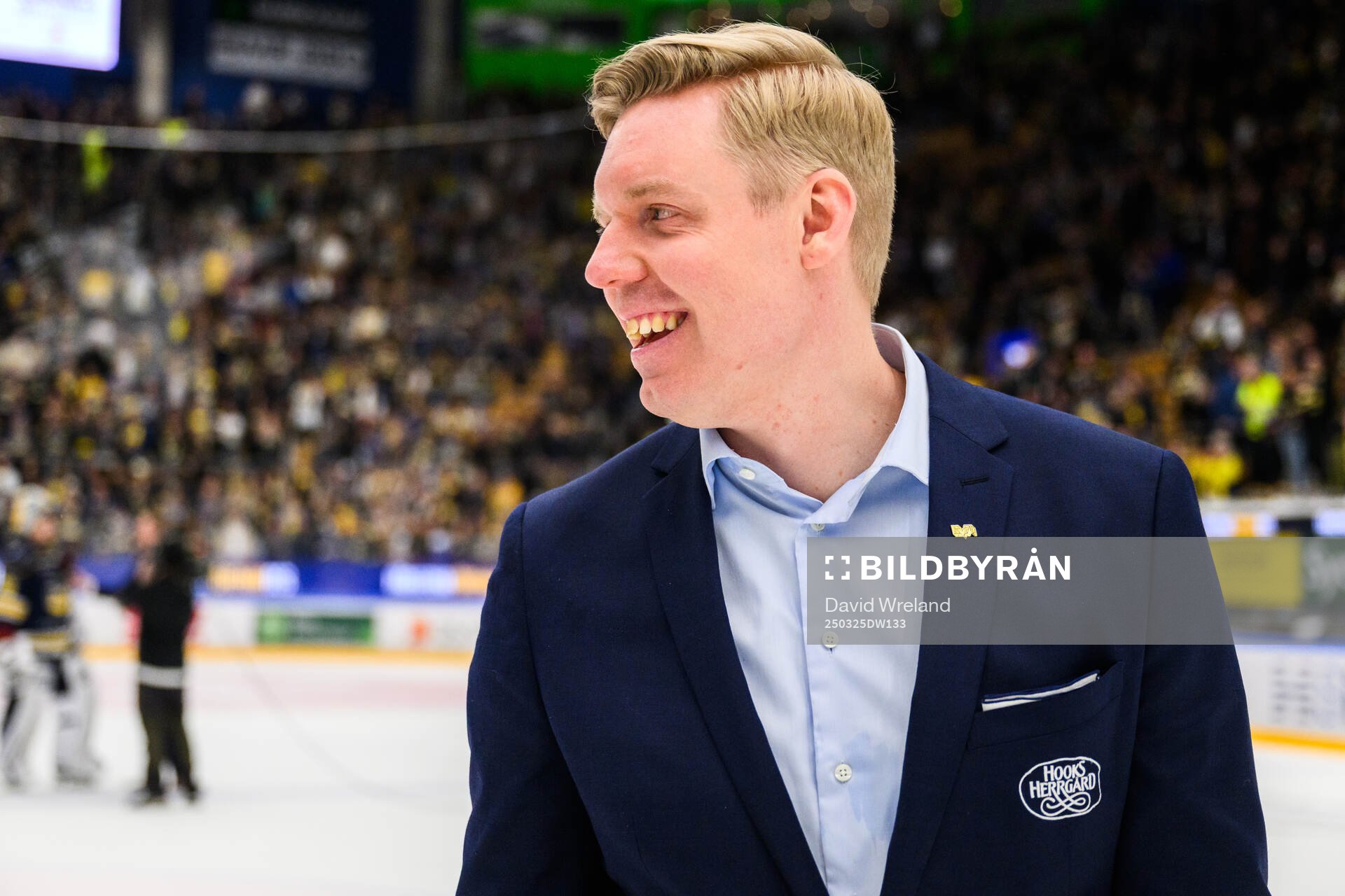 HV71s tränare Anton Blomqvist jublar