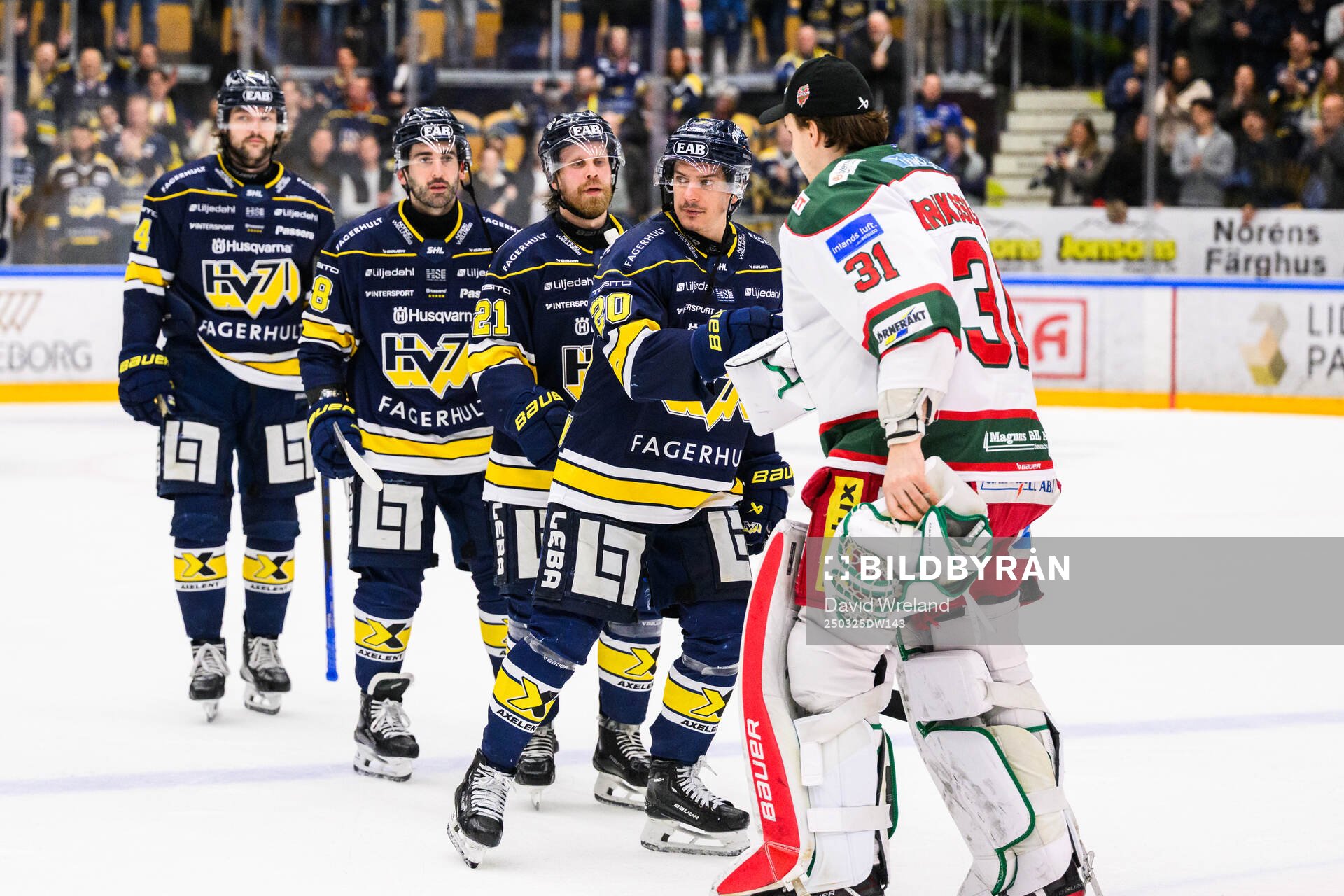 HV71s Andre Petersson och Modos målvakt Olle Eriksson Ek