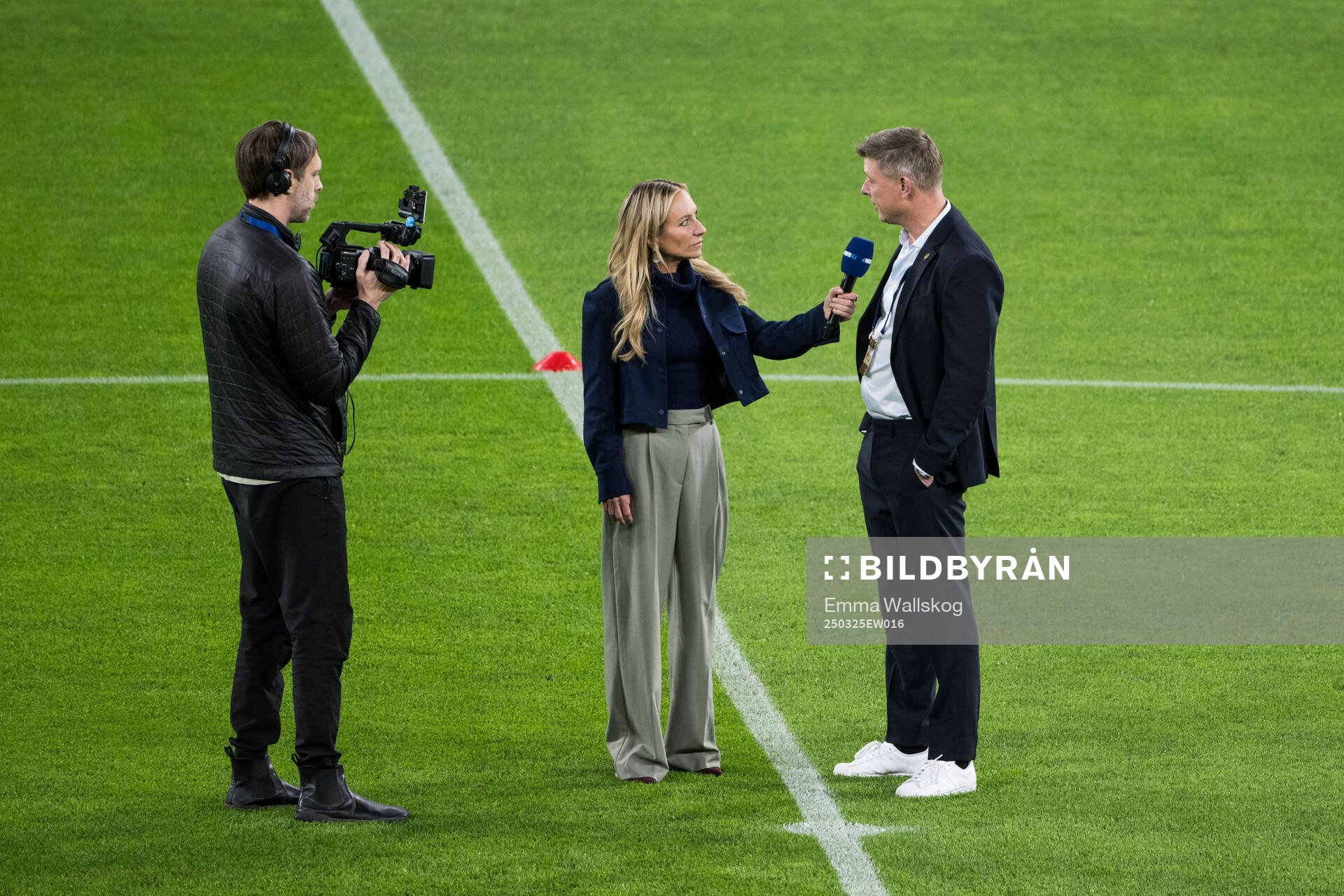 Head coach Jon Dahl Tomasson of Sweden and TV-presenter Frida Nordstrand of Viaplay ahead of the international friendly football match between Sweden and Northern Ireland on March 25, 2025 in Stockholm.