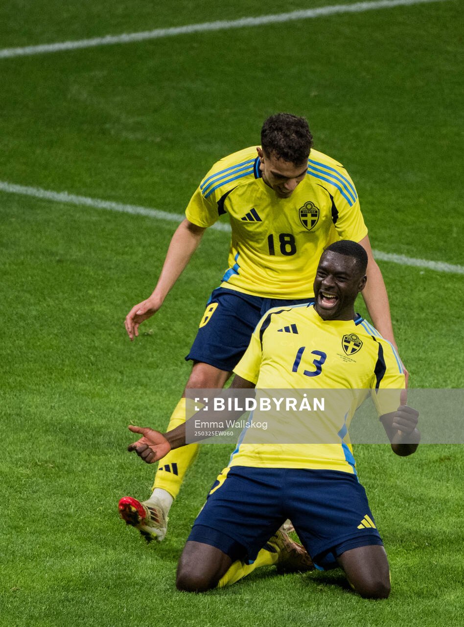 Ken Sema celebrate with Yasin Ayari of Sweden