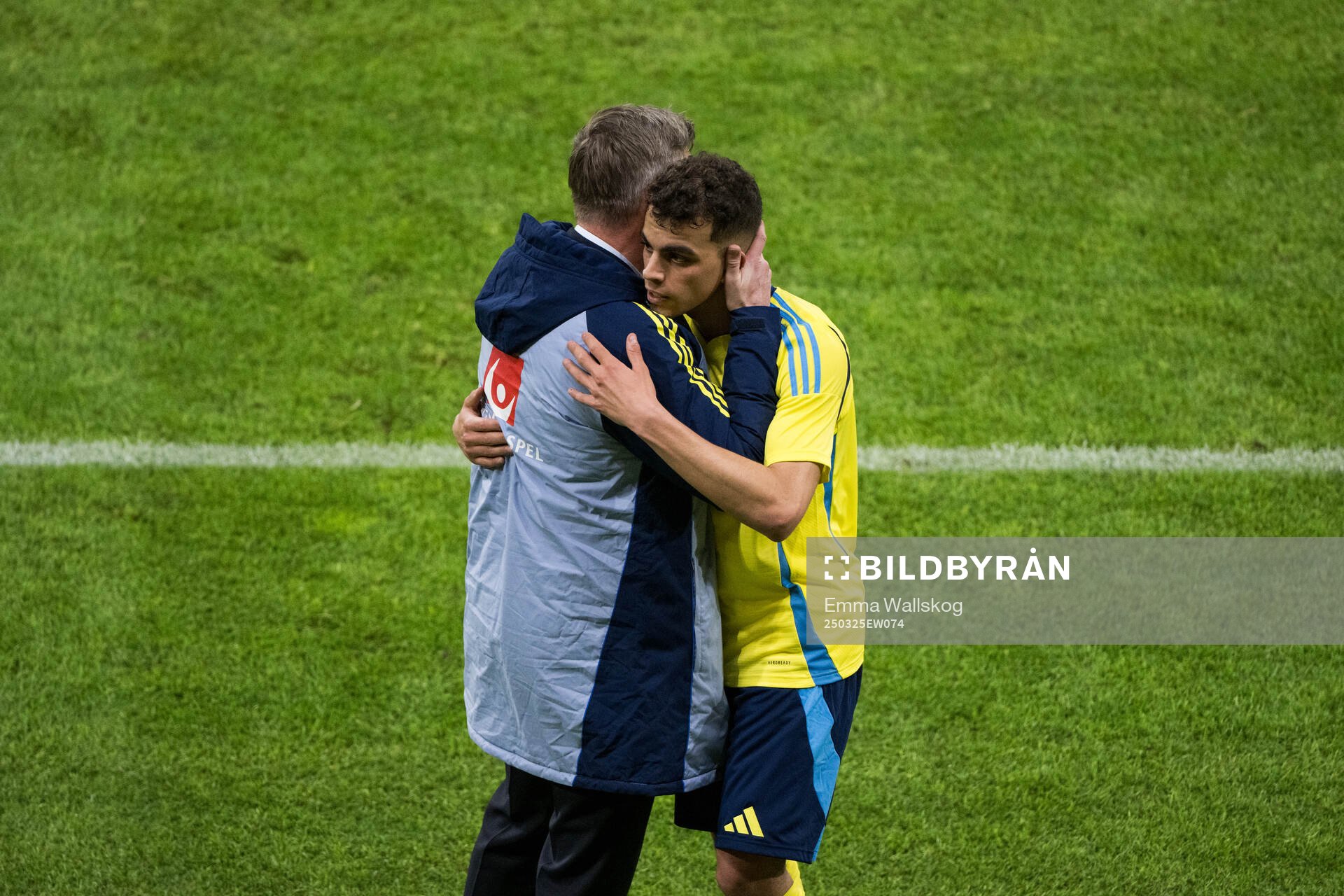 Yasin Ayari and head coach Jon Dahl Tomasson of Sweden