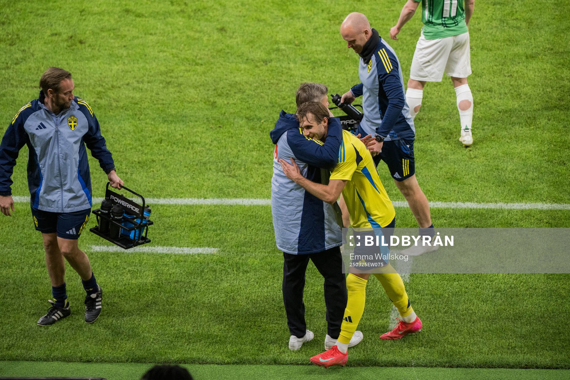 Benjamin Nygren and head coach Jon Dahl Tomasson of Sweden