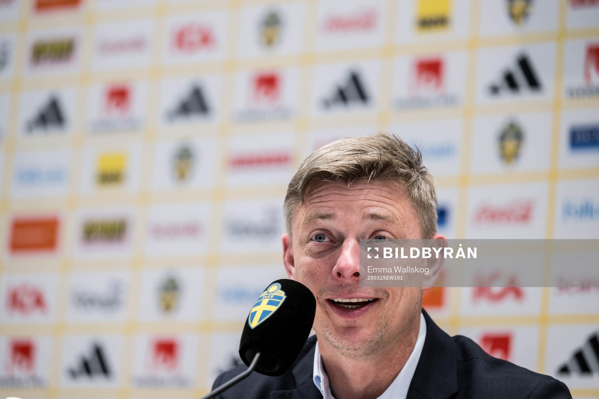 Head coach Jon Dahl Tomasson of Sweden