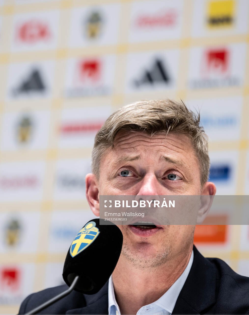 Head coach Jon Dahl Tomasson of Sweden