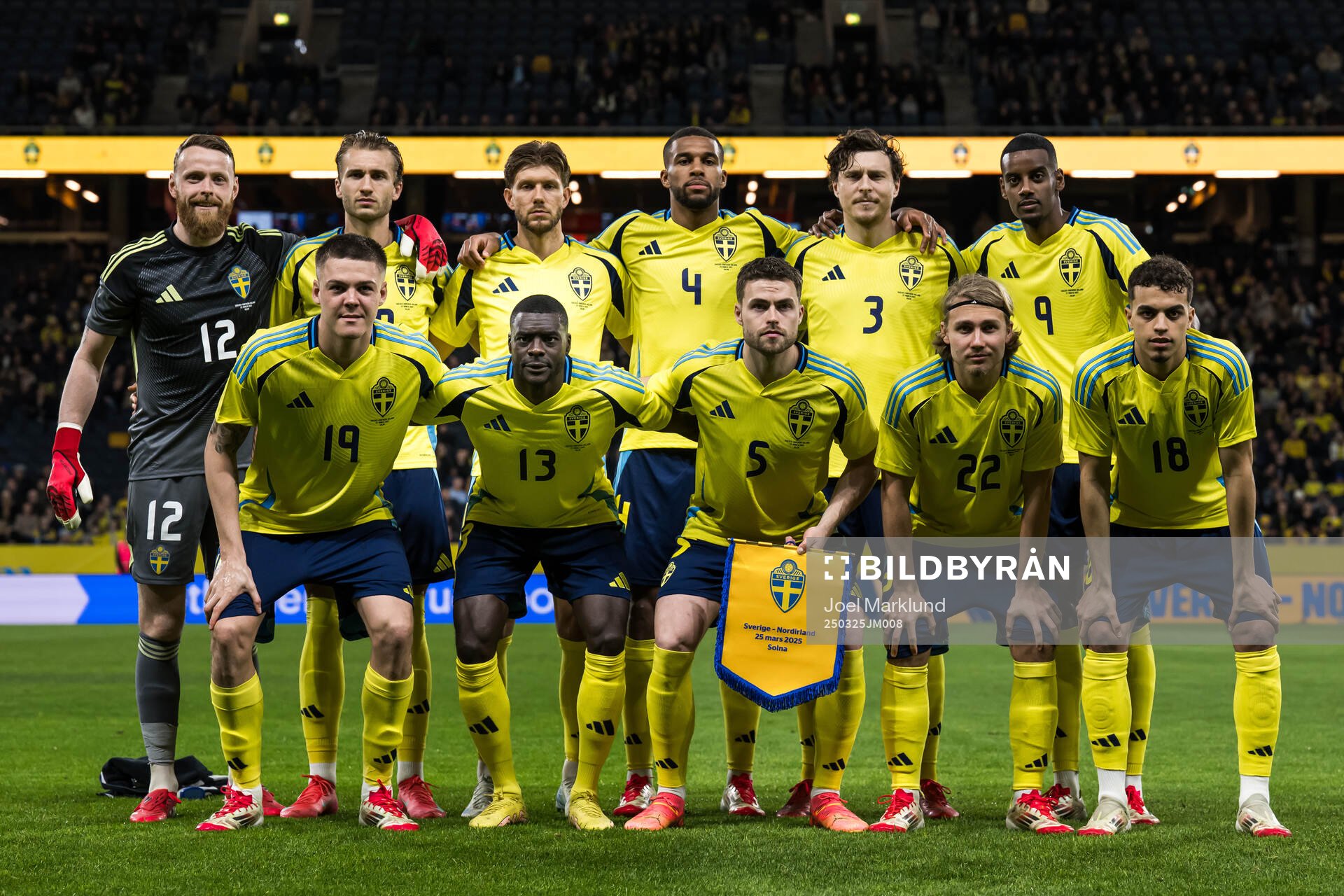 The starting eleven of Sweden pose for a team photo Top