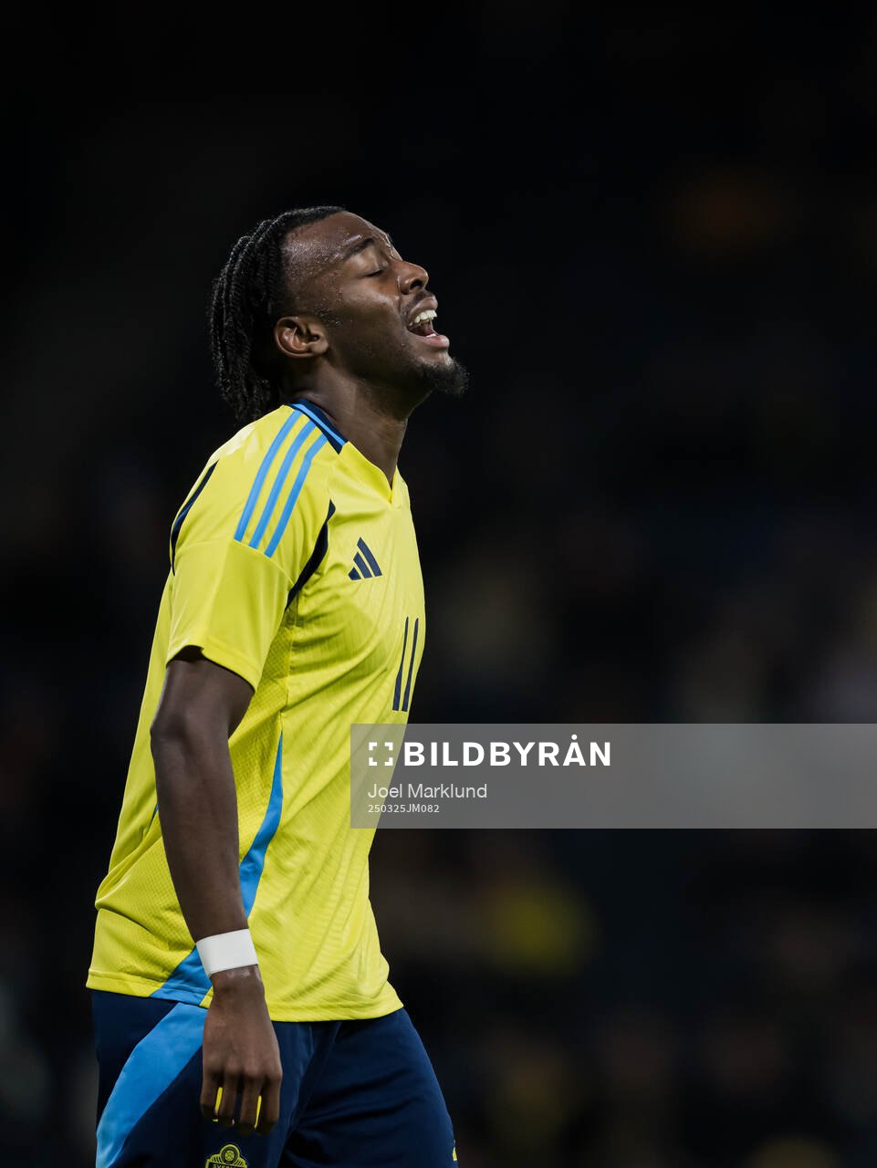 Anthony Elanga of Sweden looks dejected