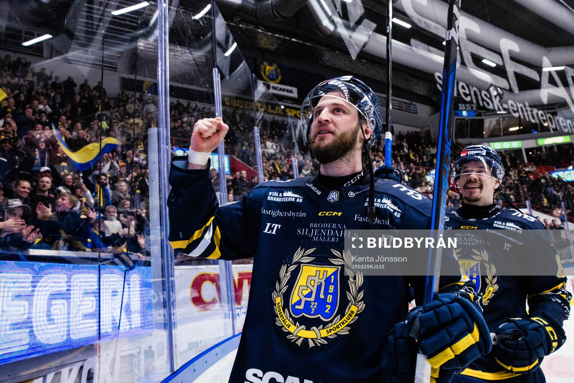 Södertäljes Daniel Norbe och Miikka Pitkänen jublar