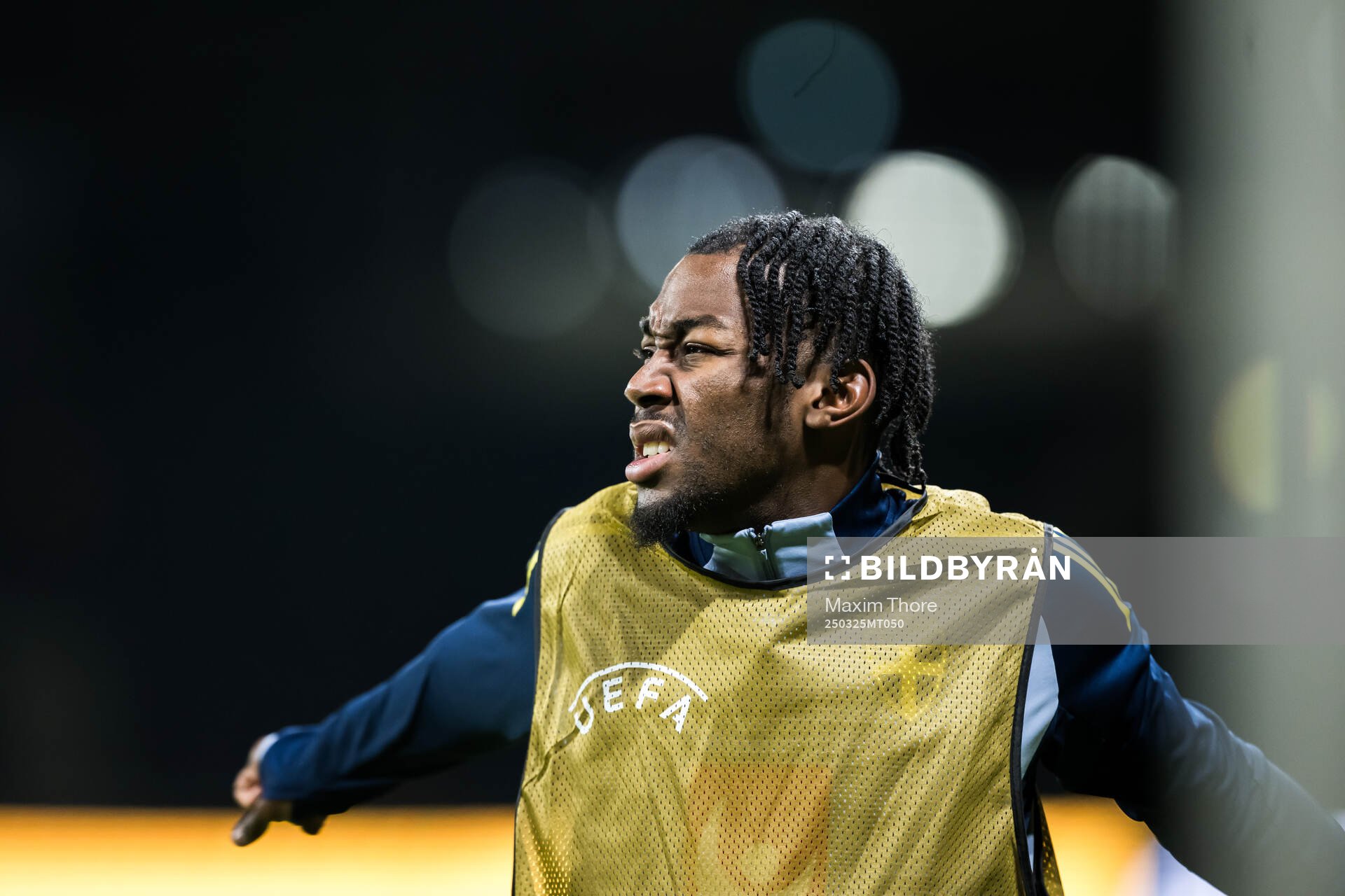 Anthony Elanga of Sweden warms up