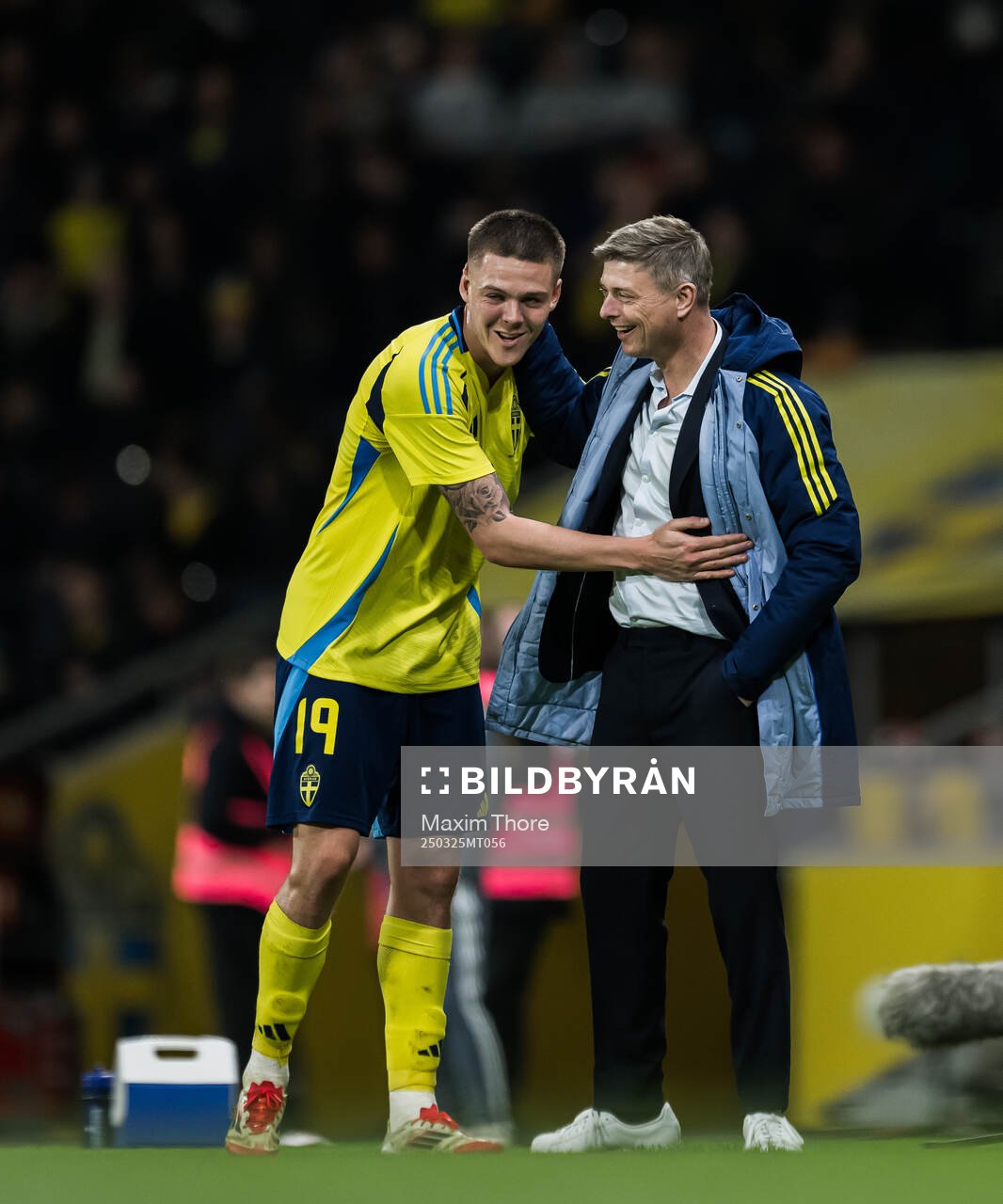 Emil Holm and head coach Jon Dahl Tomasson of Sweden