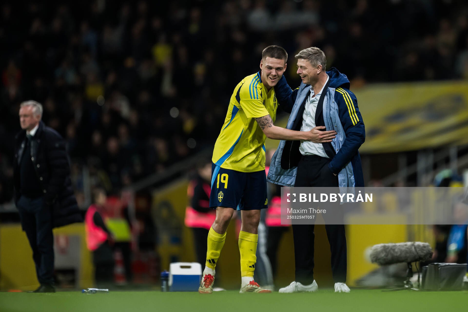 Emil Holm and head coach Jon Dahl Tomasson of Sweden