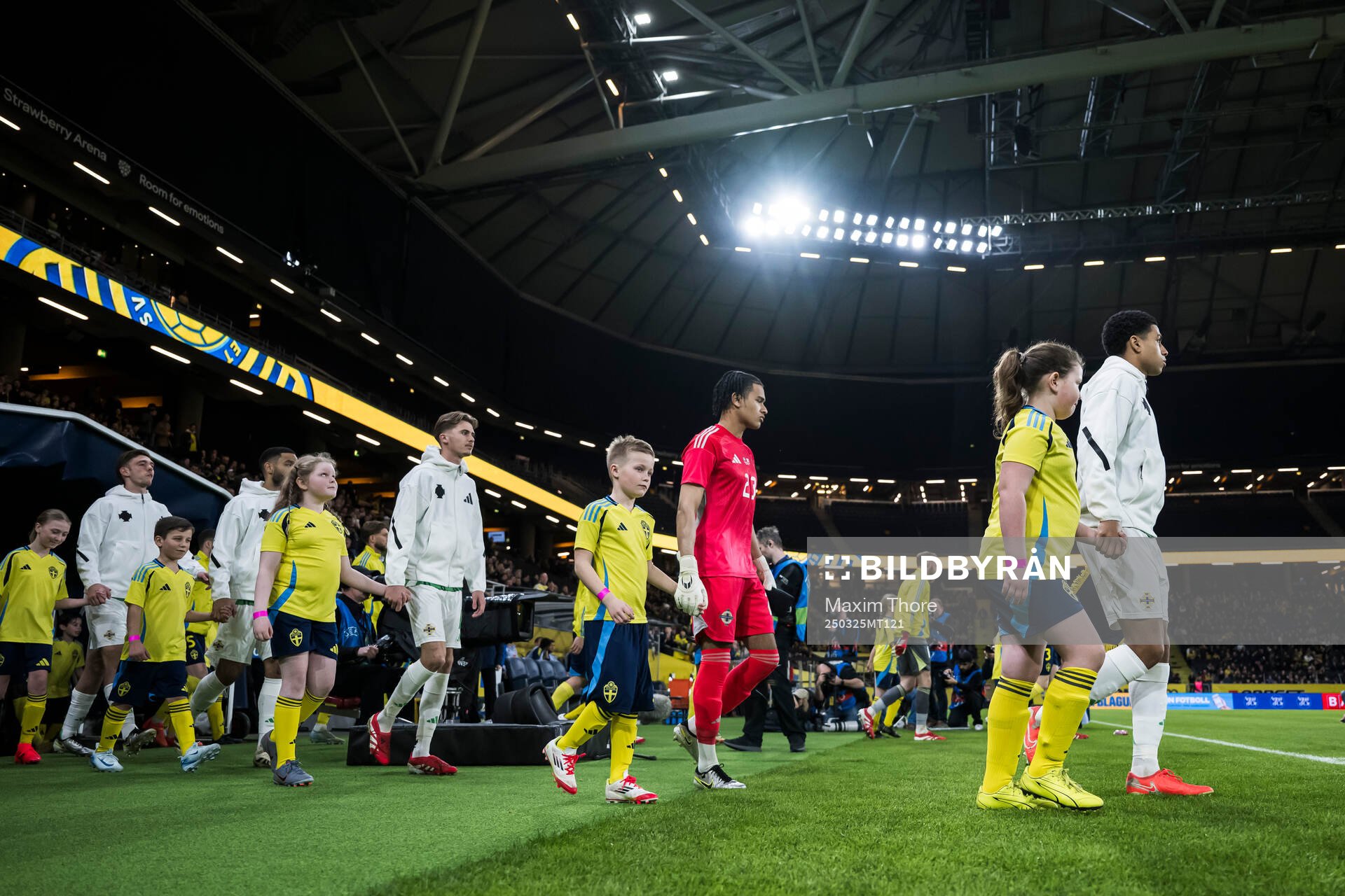 The players enters the pitch
