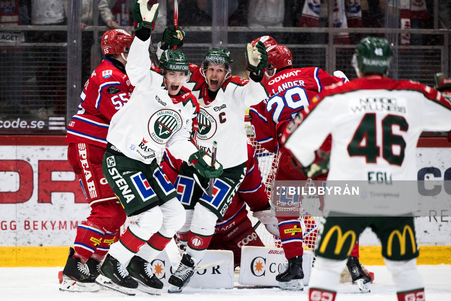 Frölundas Jacob Peterson och Max Friberg jublar