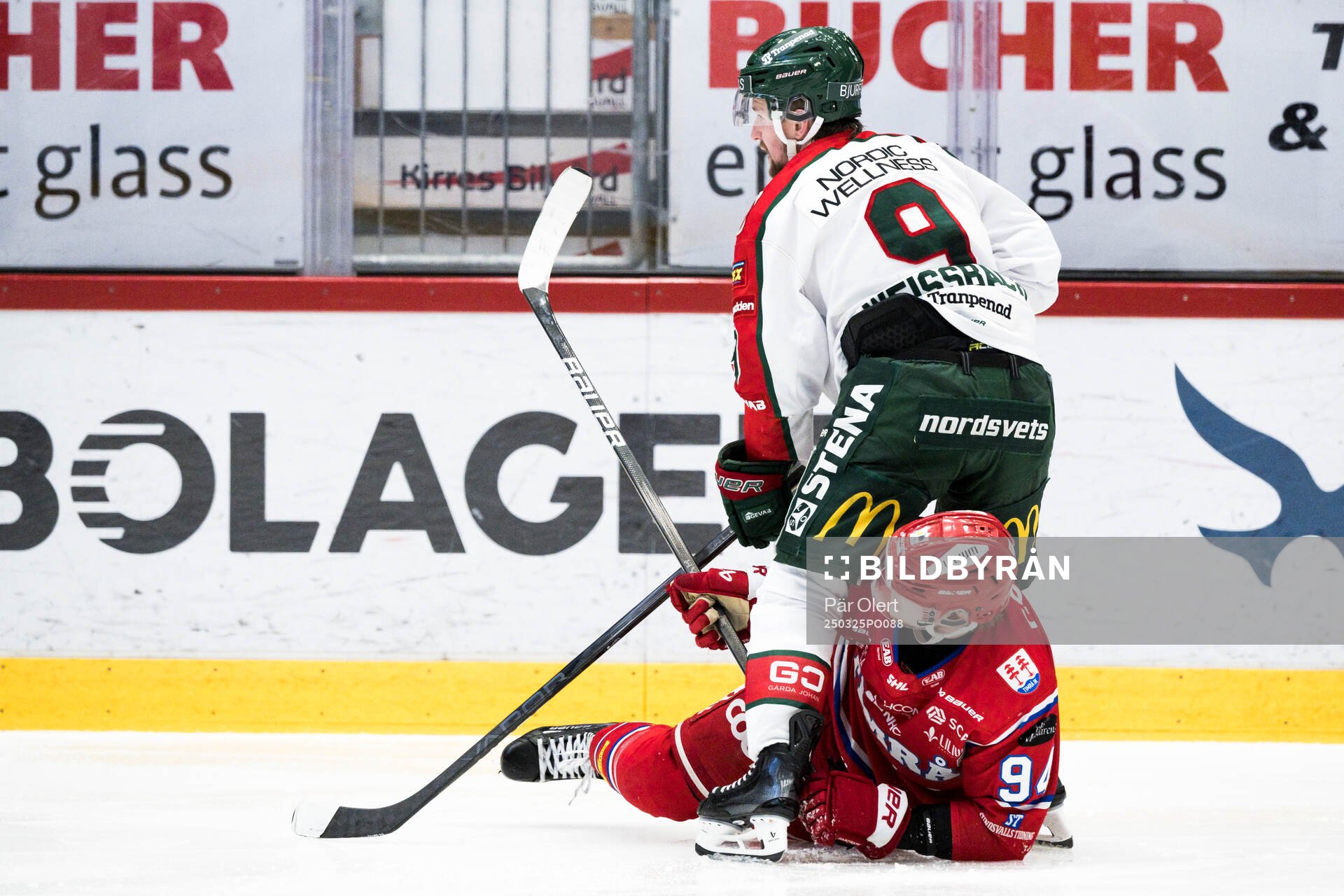 Frölundas Linus Weissbach och Timrås Sebastian Hartmann