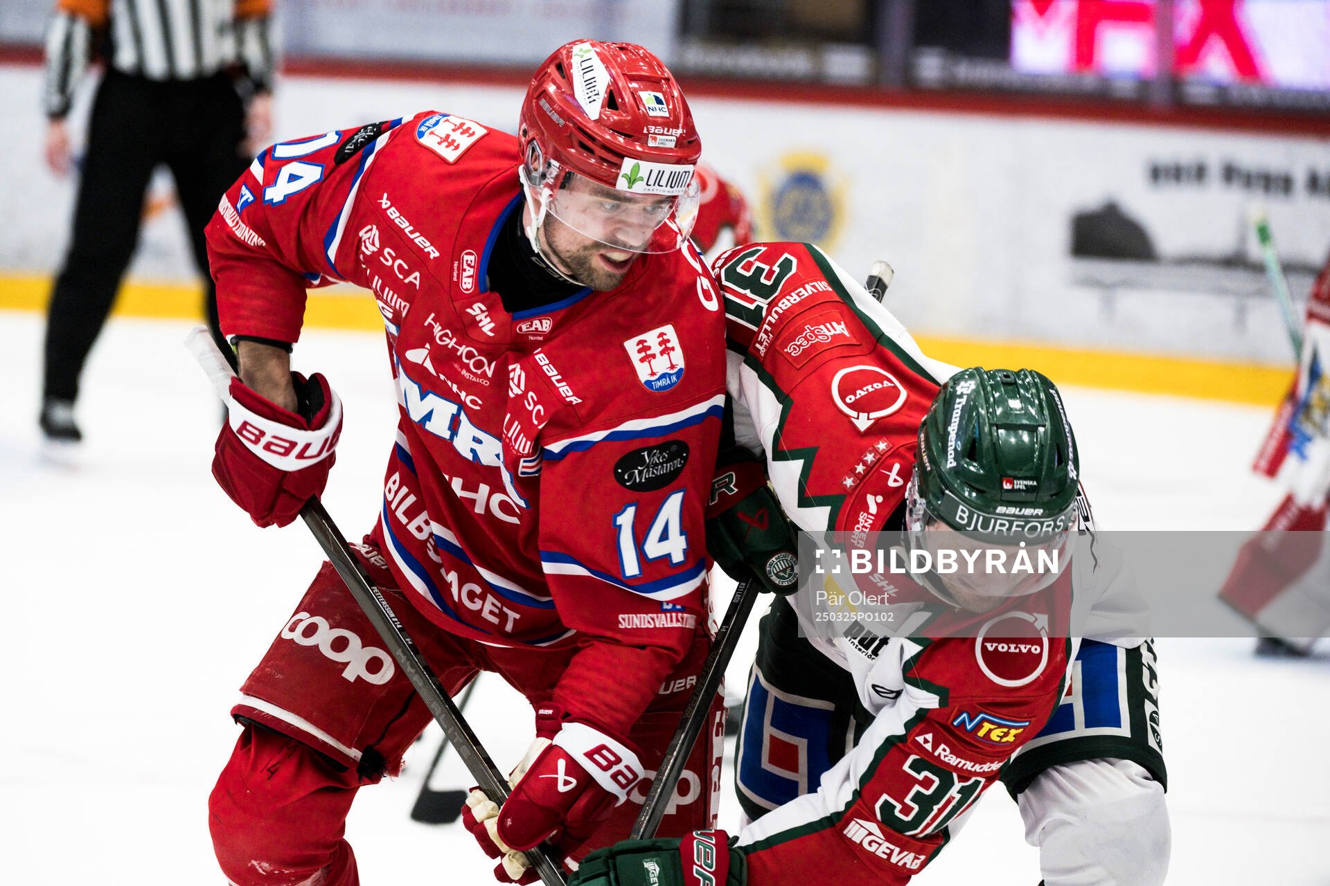 Timrås Emil Pettersson och Frölundas Nicklas Lasu