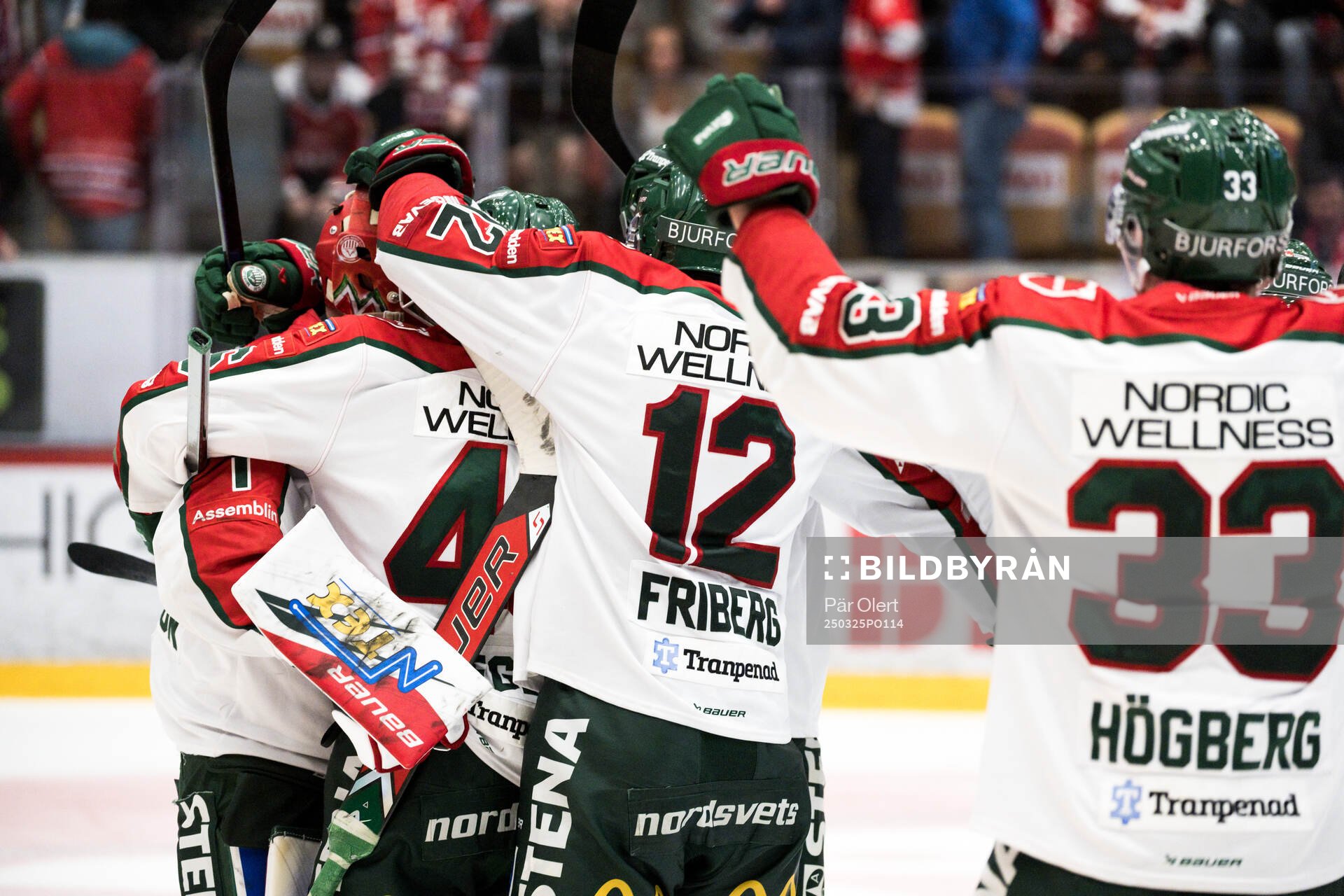Frölundas spelare jublar med målvakt Lars Johansson