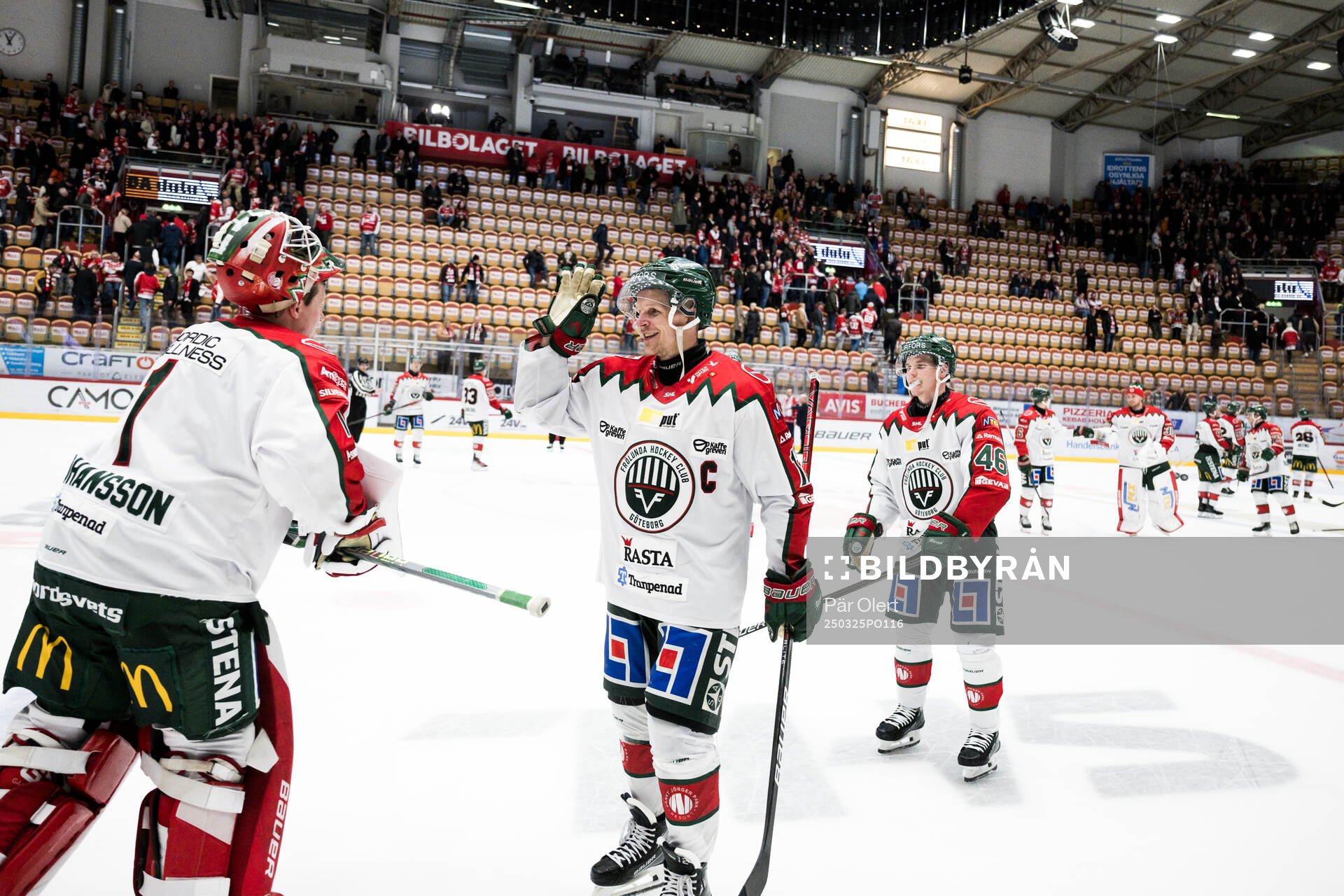 Frölundas målvakt Lars Johansson och Max Friberg jublar