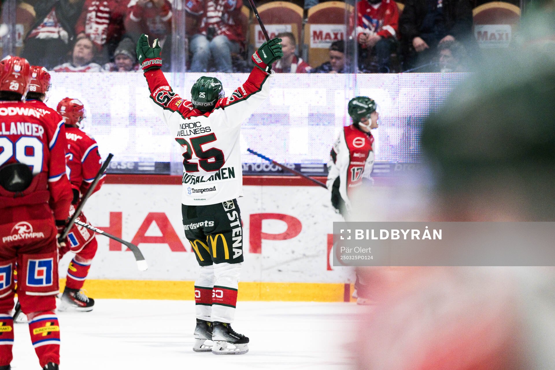 Frölundas Arttu Ruotsalainen jublar