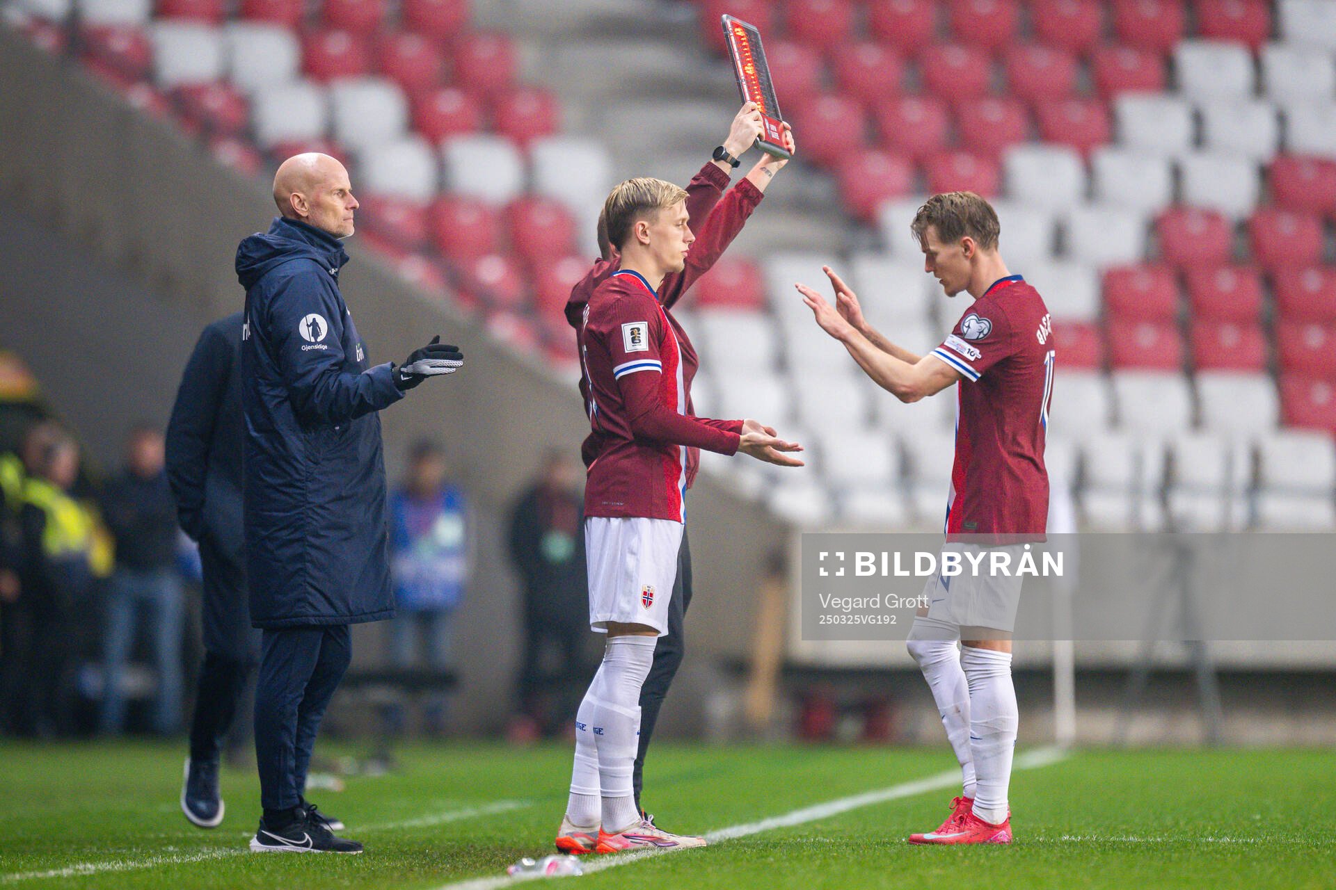 Head coach Ståle Solbakken, Marcus Holmgren Pedersen and