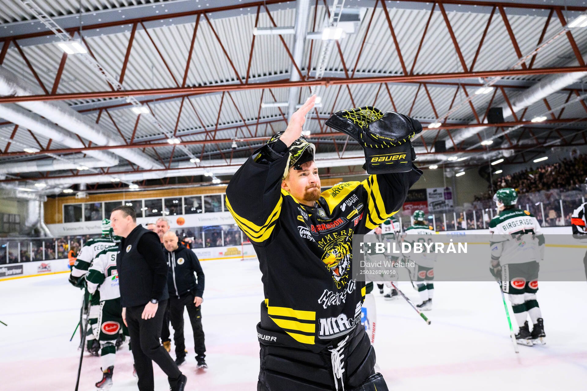 Vimmerbys målvakt Robin Christoffersson jublar