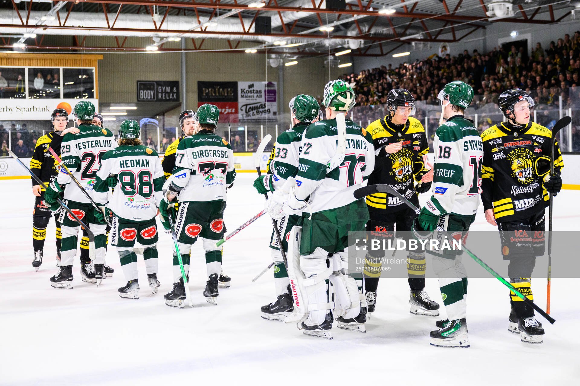 Vimmerbys och Tingsryds spelare tackar varandra