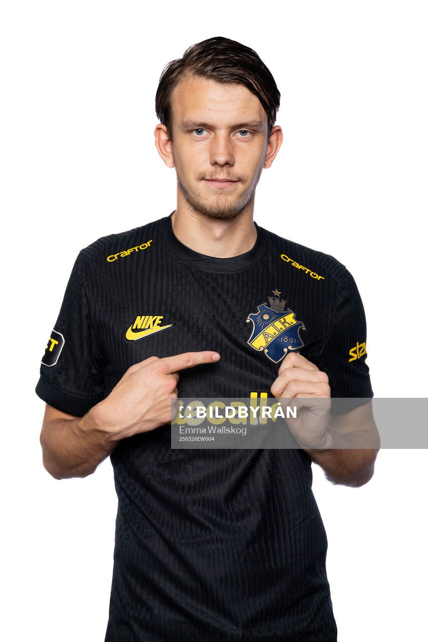 Kazper Karlsson poserar för porträtt under en fotografering med AIK den 26 mars 2025 i Stockholm. 