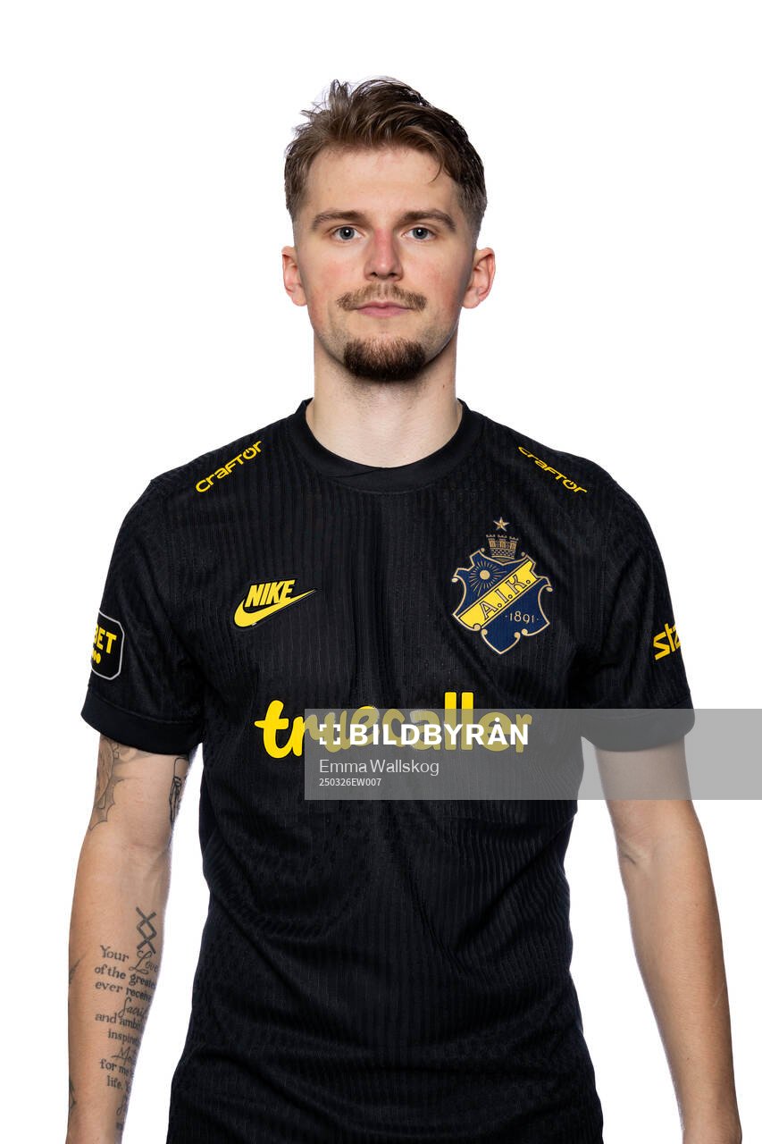 William Hofvander poserar för porträtt under en fotografering med AIK den 26 mars 2025 i Stockholm. 