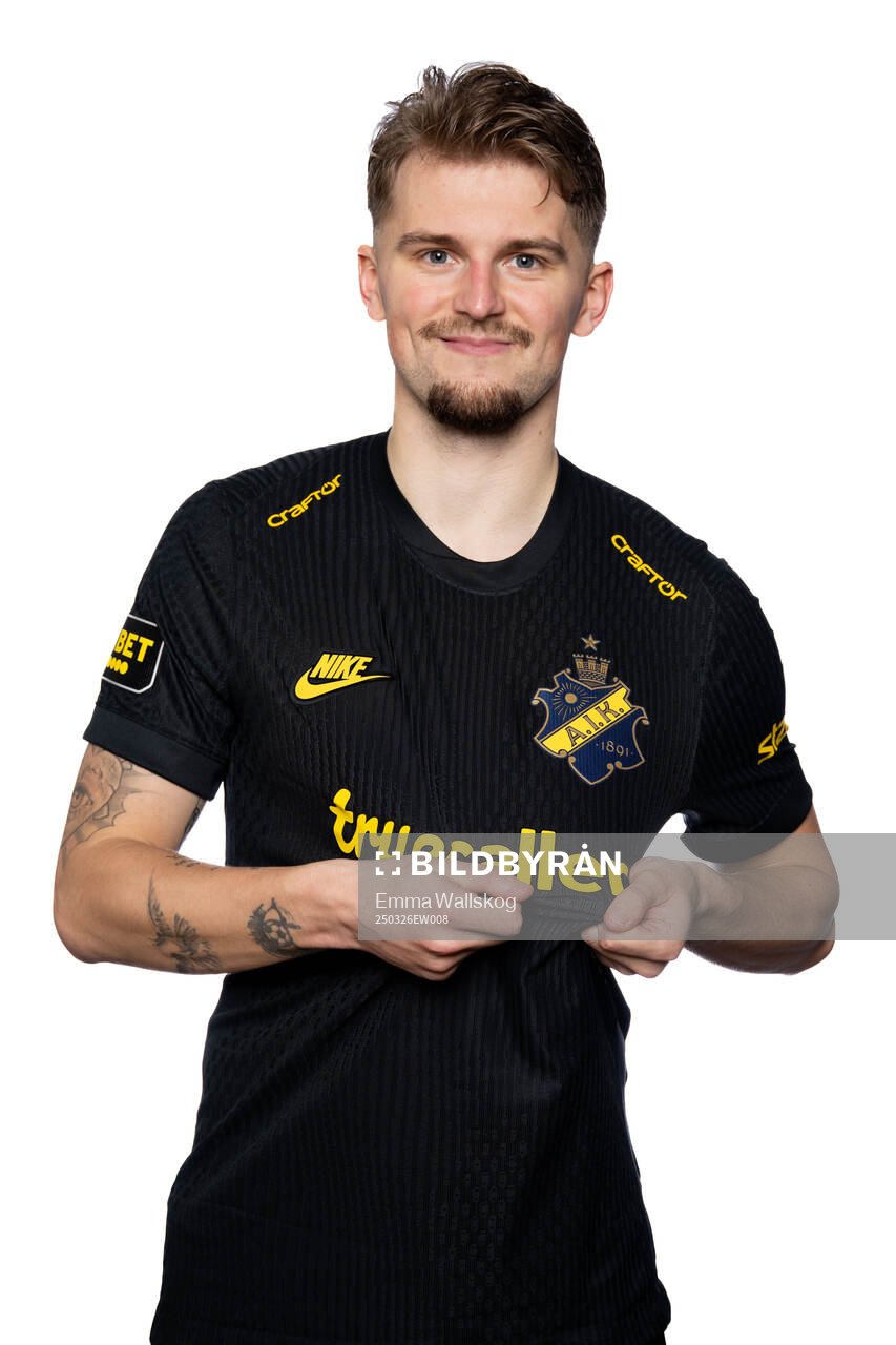 William Hofvander poserar för porträtt under en fotografering med AIK den 26 mars 2025 i Stockholm. 