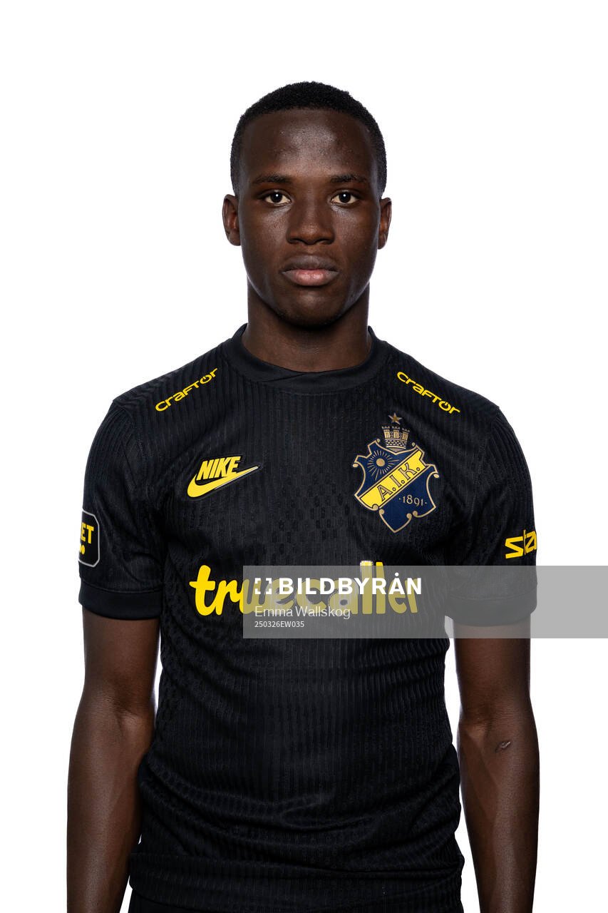 Stanley Wilson Omondi poserar för porträtt under en fotografering med AIK den 26 mars 2025 i Stockholm. 