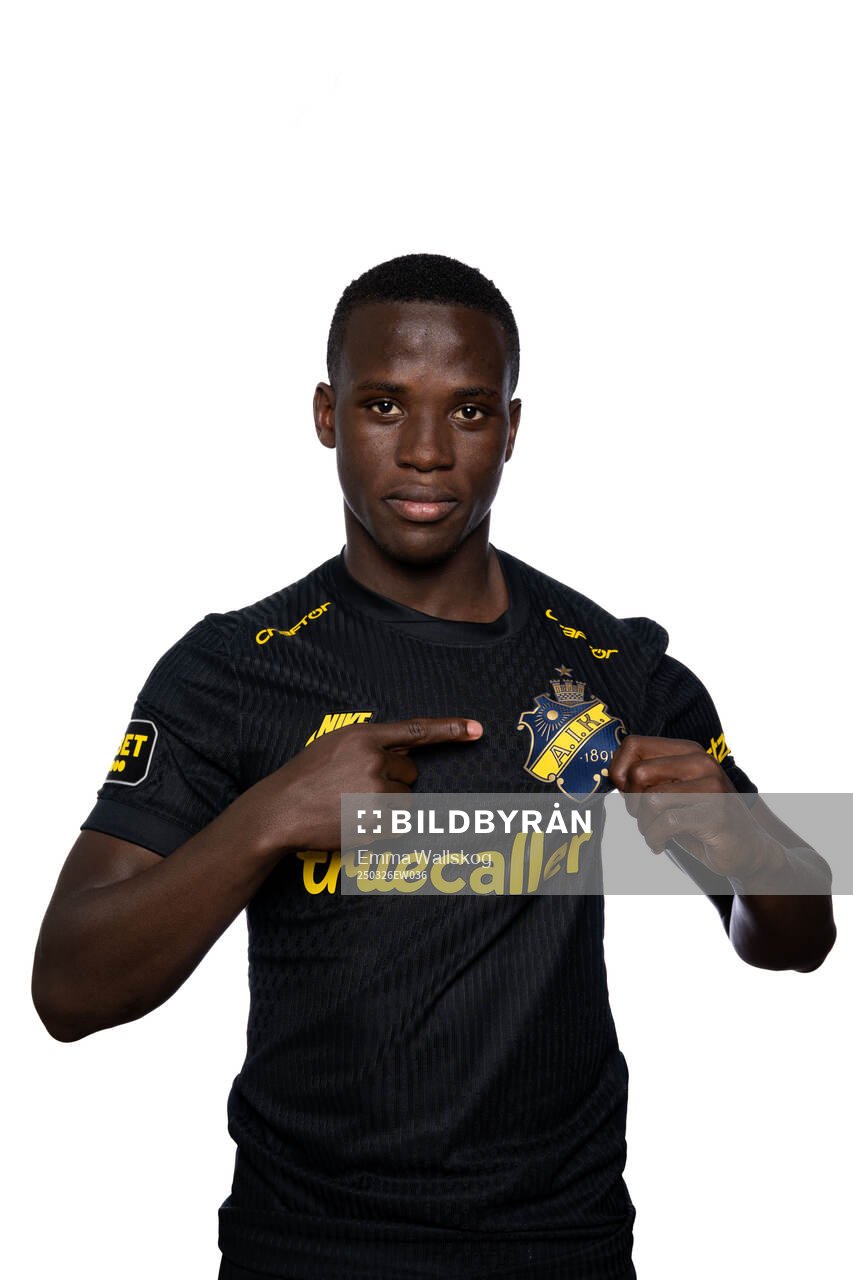 Stanley Wilson Omondi poserar för porträtt under en fotografering med AIK den 26 mars 2025 i Stockholm. 