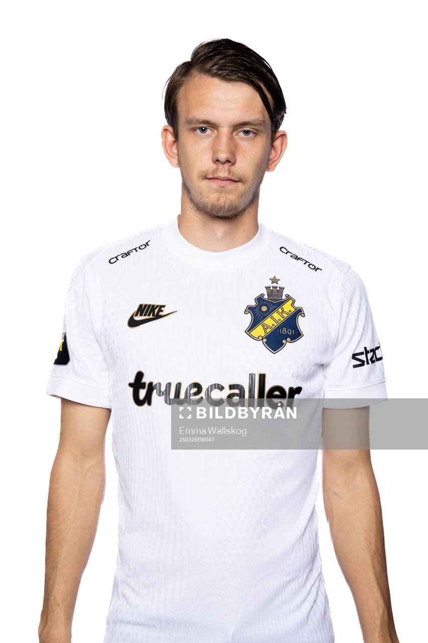 Kazper Karlsson poserar för porträtt under en fotografering med AIK den 26 mars 2025 i Stockholm. 
